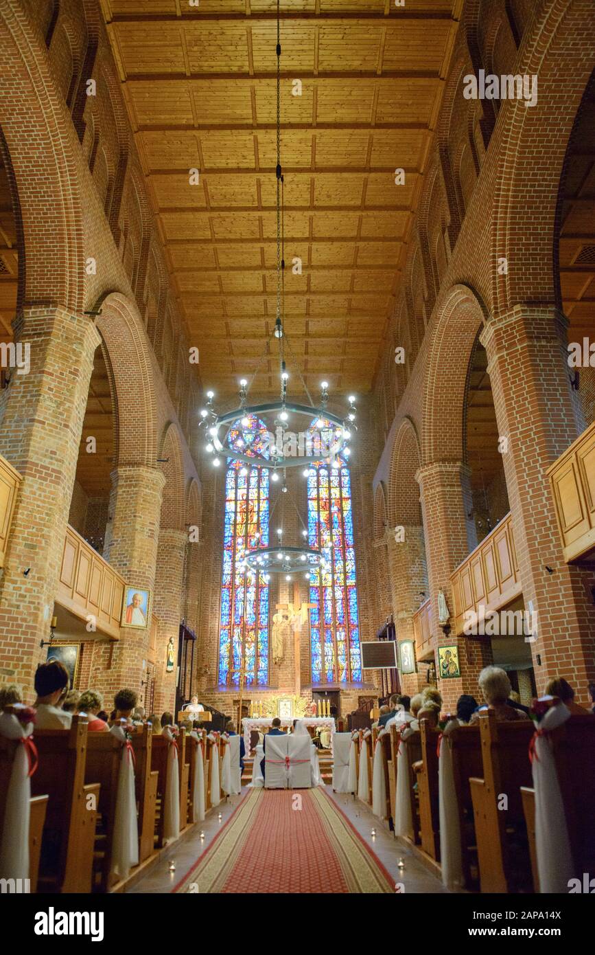 Chiesa Santuario prima di una cerimonia di matrimonio. Sedie vuote per la sposa e lo sposo Foto Stock