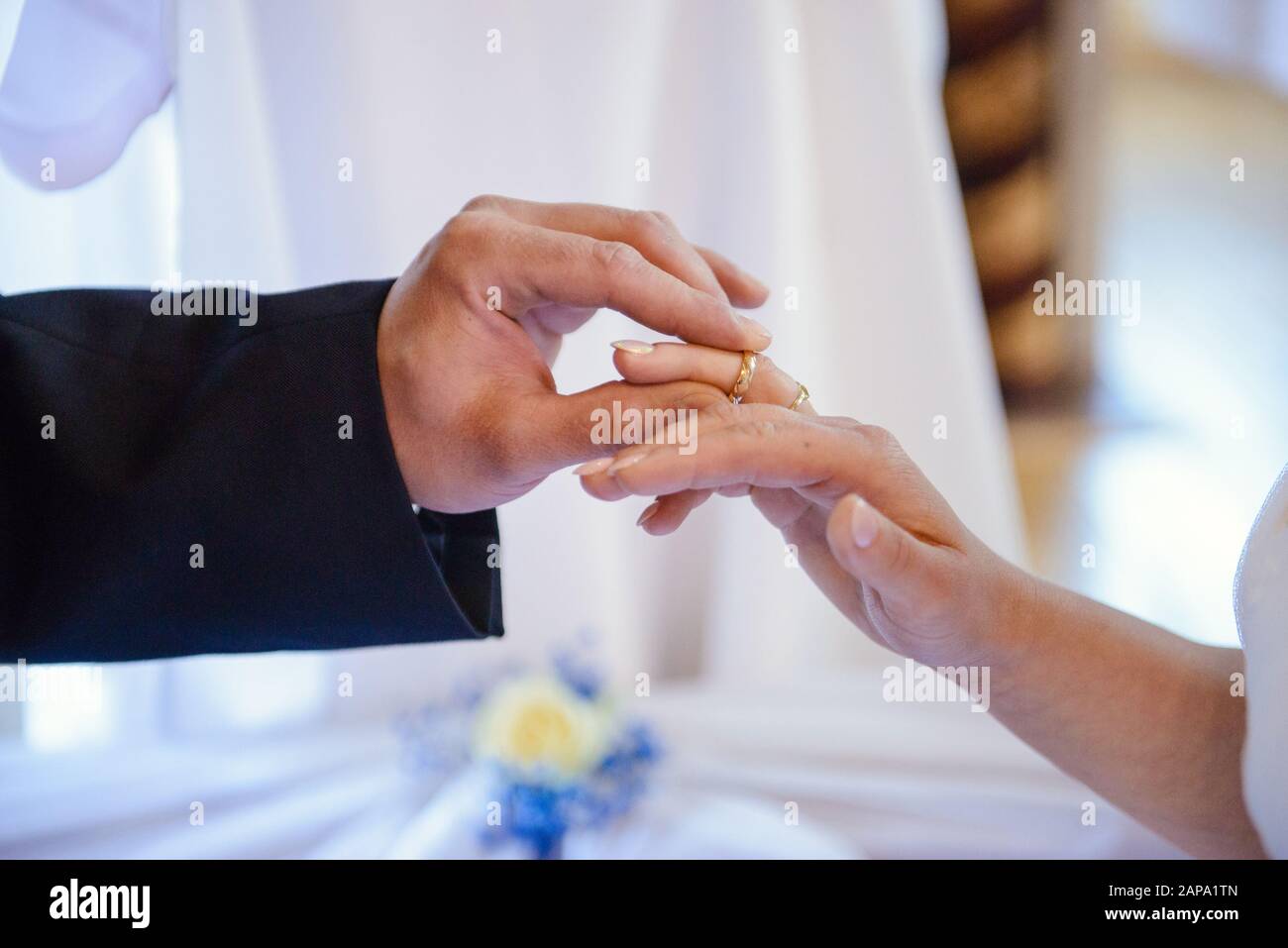 La sposa e lo sposo durante la cerimonia di nozze mettere gli anelli di nozze sulla loro dita. Foto Stock