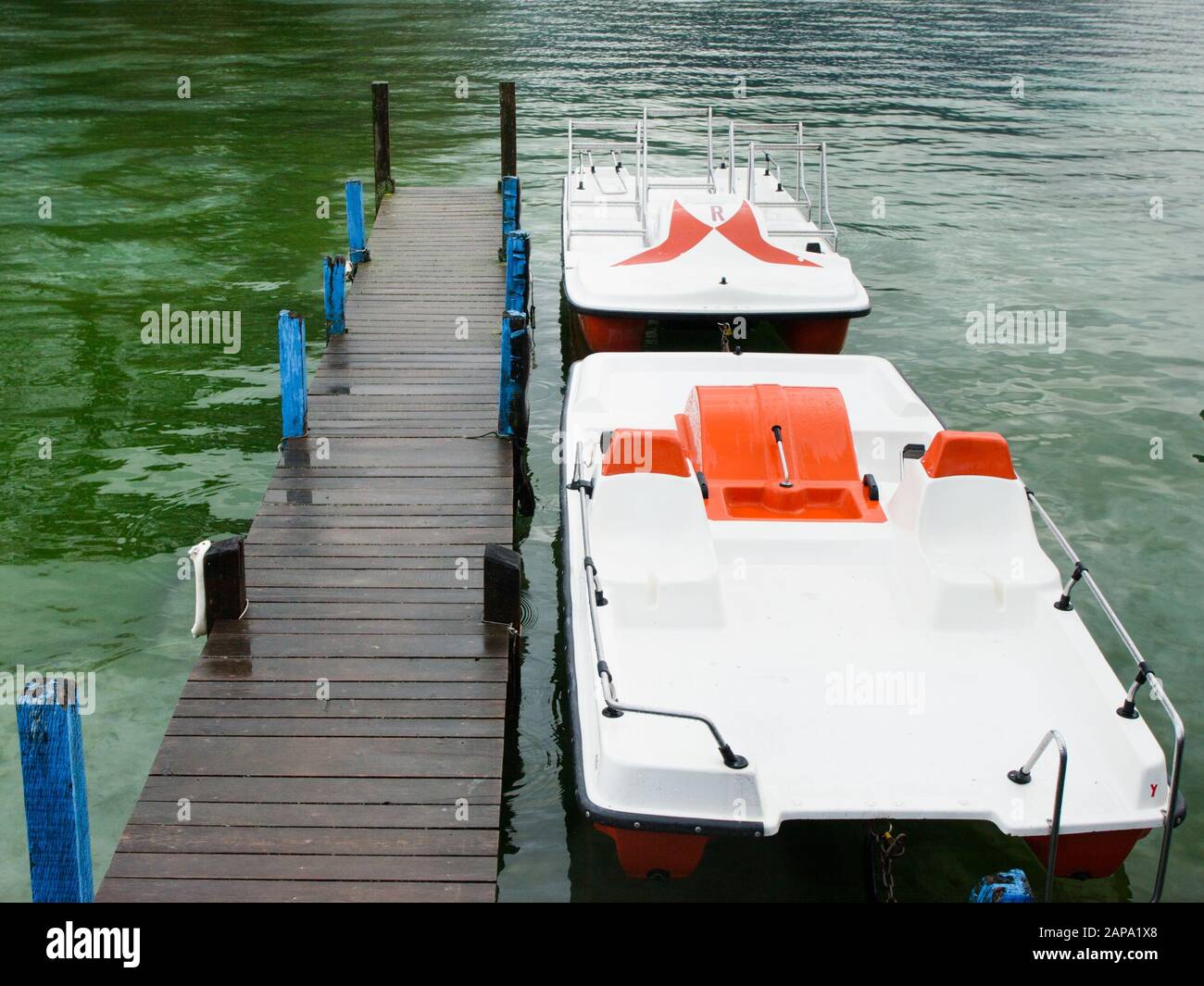 Due barche a pedale bianche sul lago di Annecy, Francia Foto Stock