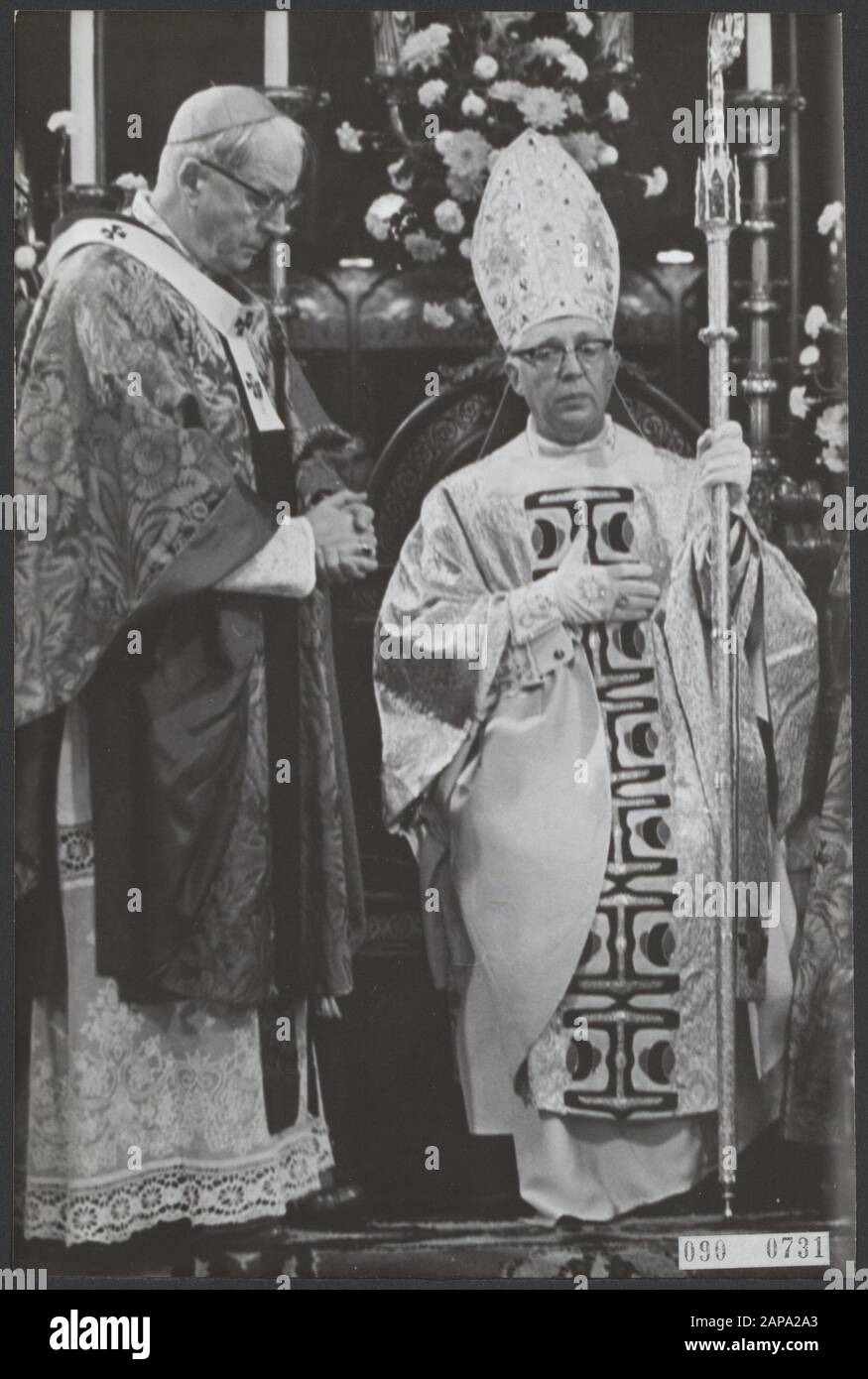 Ordinazione episcopale Data: 15 ottobre 1966 luogo: Haarlem Parole Chiave: Apicoltura, vescovi, costumi Nome personale: Zwartkruis Th.H.J. Foto Stock