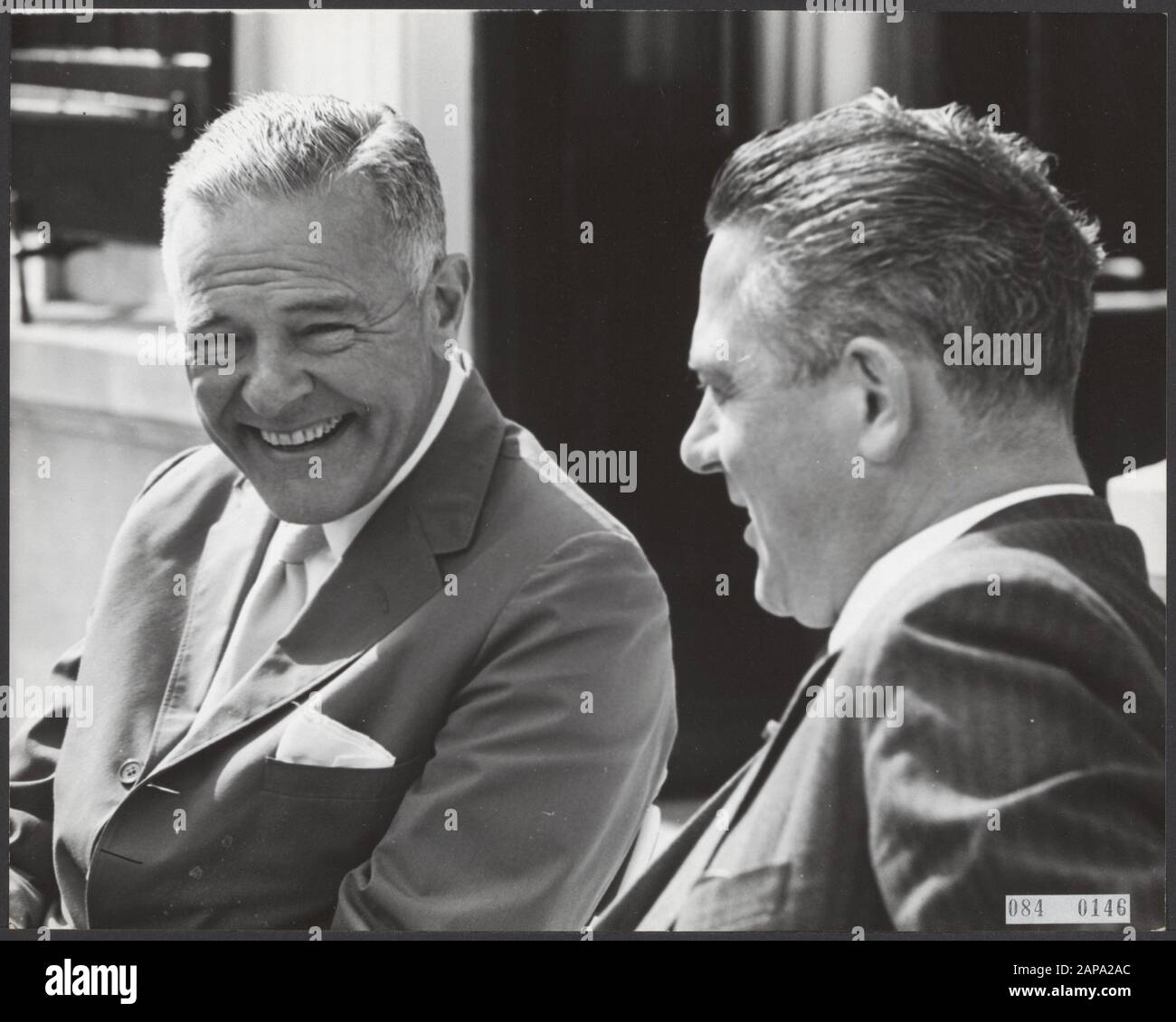 Il rappresentante speciale del Presidente Johnson, H. Cabot Lodge, sarà ricevuto al Catshuis dal primo Ministro Marijnen Data: 20 agosto 1964 luogo: L'Aia Parole Chiave: Diplomatici, Ministri Nome personale: Cabot Lodge, H., Marijnen, V.G.M. Foto Stock