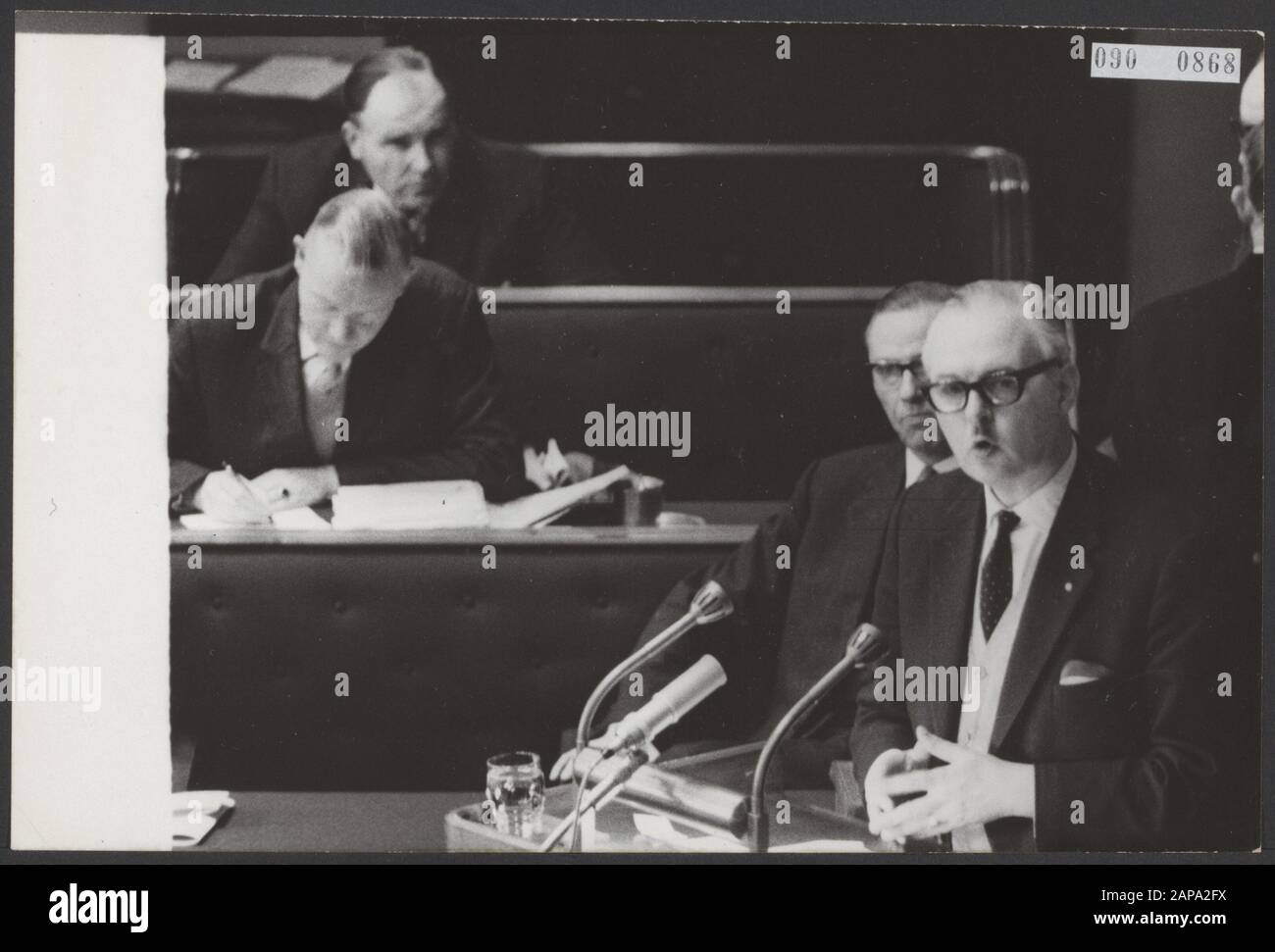 Dibattito su se il capo di Stato olandese può essere cattolico Data: 18 febbraio 1964 luogo: L'Aia, Zuid-Holland Parole Chiave: Prima sala, riunioni Nome personale: Beerekamp Foto Stock