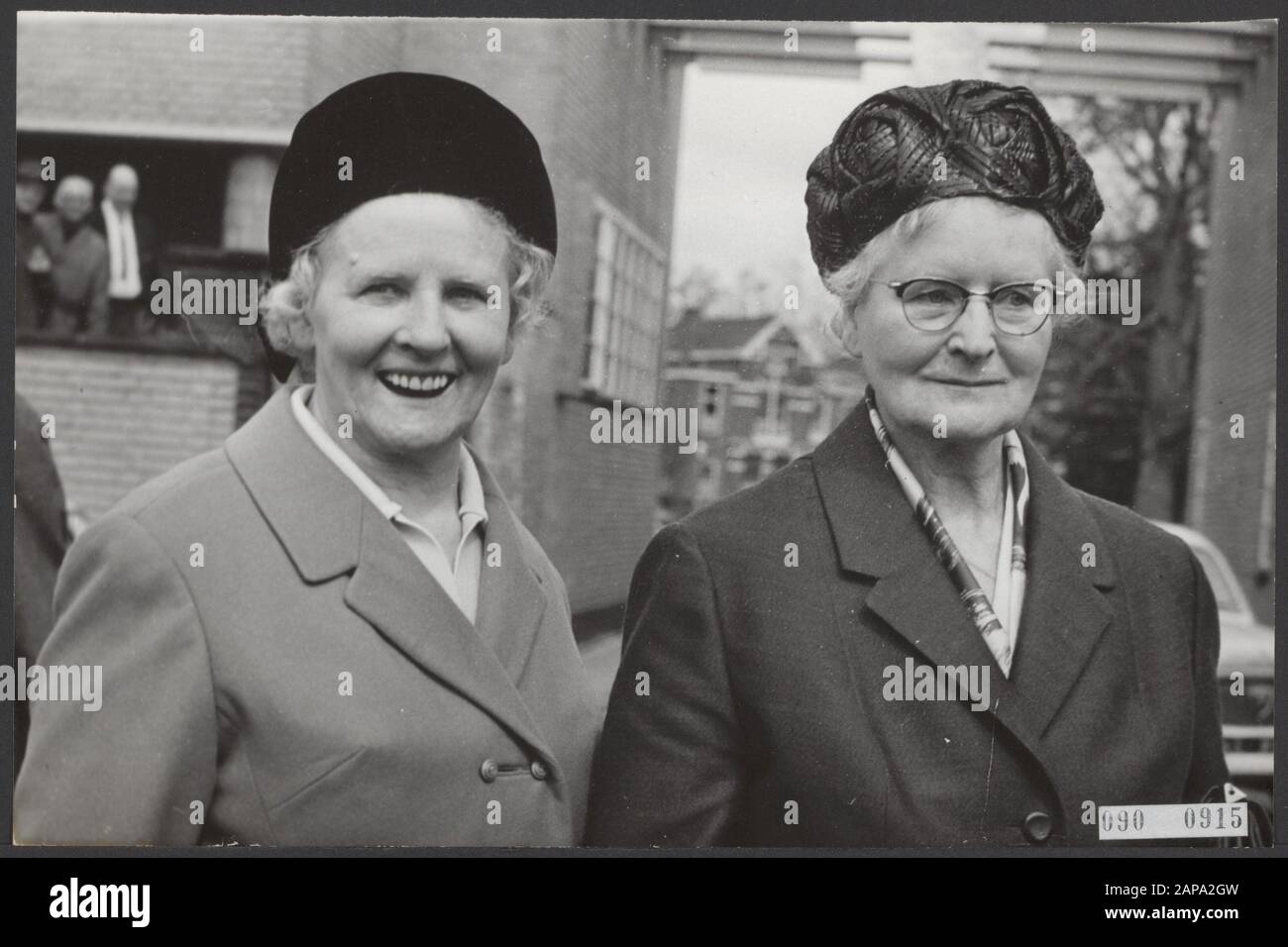 Anneke Beekman sposa M.A. Fournier, un francese nel municipio di Hilversum. Entrambe le Signore Van Moorst erano presenti al municipio. Avevano l'autorità legale sulle ragazze ebraiche e lasciarle diventare Cattoliche Data: 20 aprile 1965 luogo: Hilversum Parole Chiave: Matrimoni, persone nascoste, genitori Nome personale: Moorst, A. van, Moorst, E. di Foto Stock