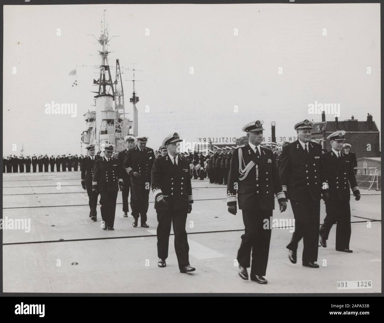 Command-Transfer Data: 1 agosto 1951 Località: Rotterdam, Zuid-Holland Parole Chiave: Comandanti, marina, portaerei Nome personale: Booy A. De, Holthe B.J., Karel Doorman HR.ms., slot, C.W. Foto Stock