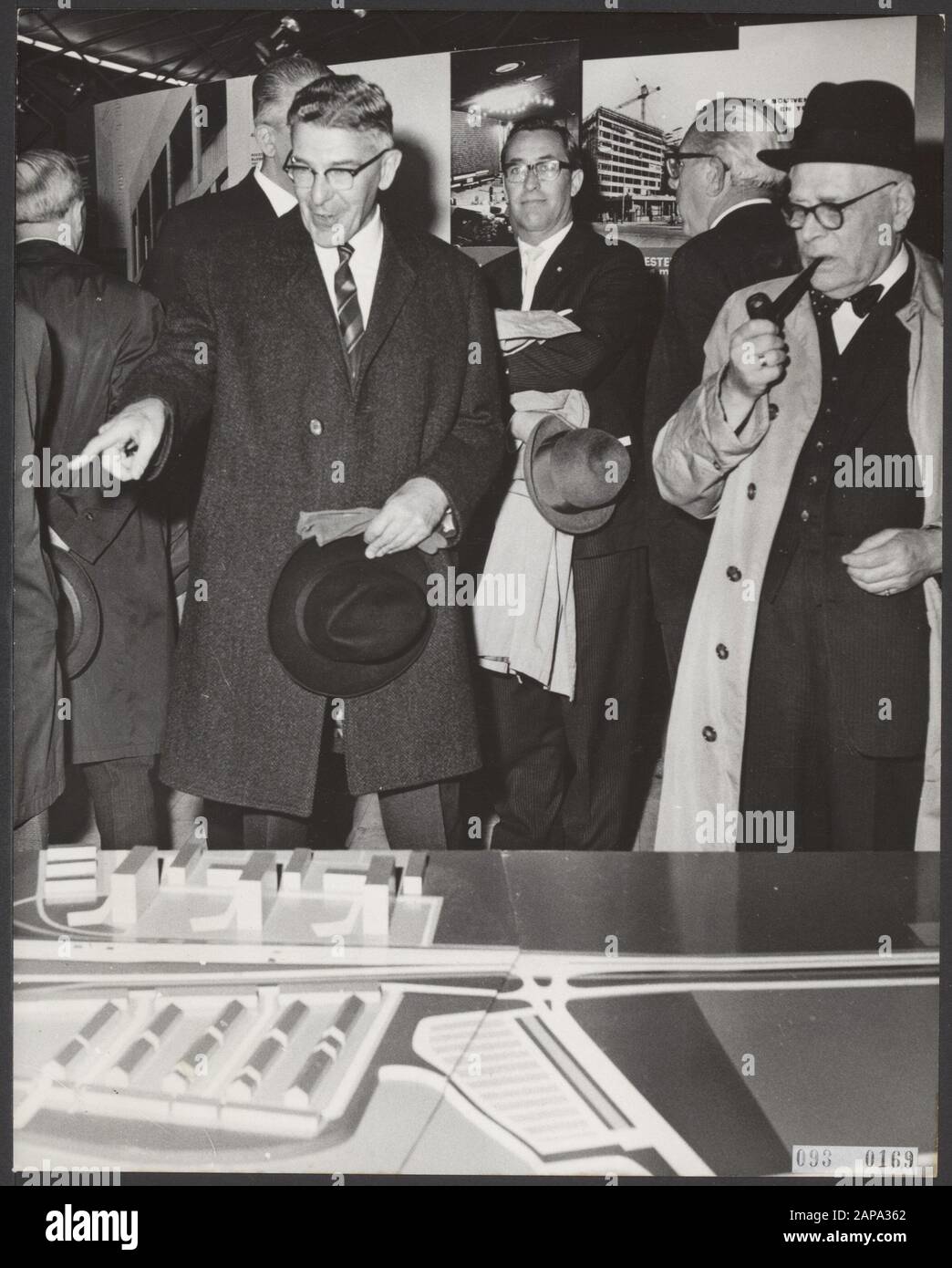 Opbouwdag Rotterdam Descrizione: Il sindaco Thomassen ha visitato la città espositiva In Movimento. Punta al Prof. Oud (a destra) su alcuni punti salienti del modello Brienenoord Data: 18 Maggio 1965 Località: Rotterdam, Zuid-Holland Parole Chiave: Architetti, sindaci, modelli, mostre, ricostruzione Nome personale: Oud, Pieter, Thomassen, Wim Foto Stock