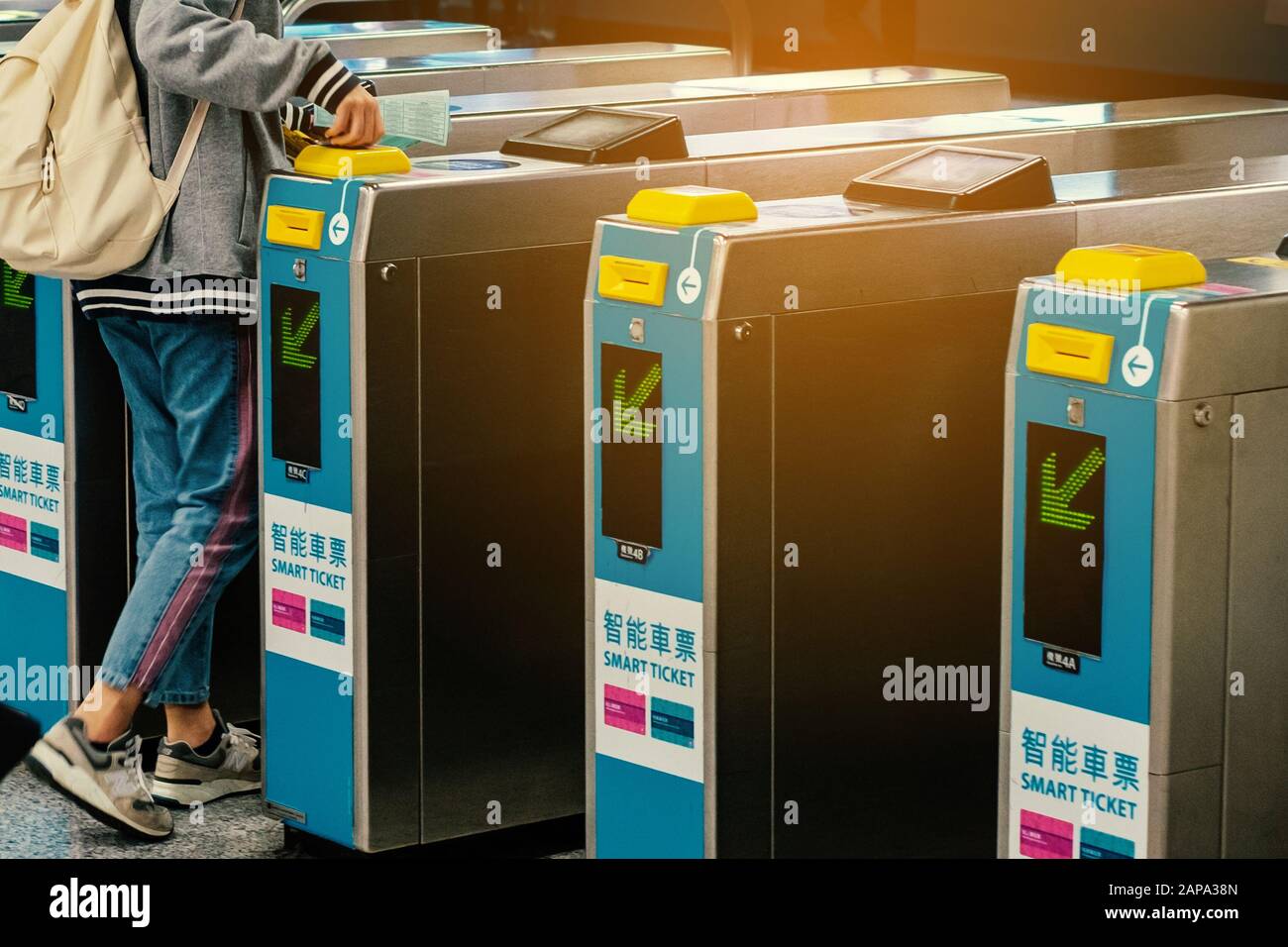 Hongkong, Cina - Novembre 2019: Checkpoint di ingresso elettronico nella stazione MTR / stazione ferroviaria della metropolitana di HongKong Foto Stock