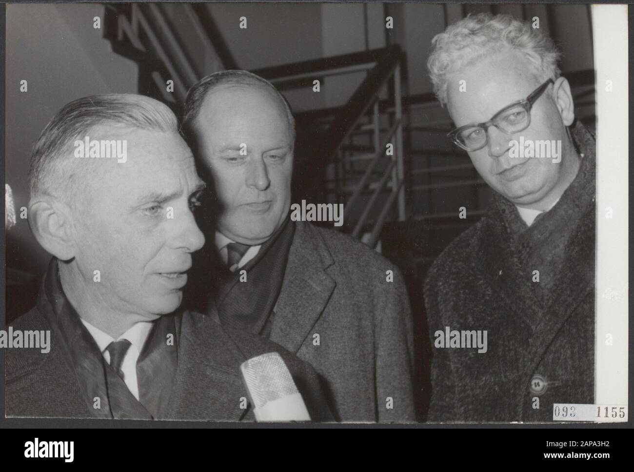 La pubblicazione del governo riguarda i salari e le imposte ai due presidenti della Fondazione laburista. Bosma (Presidente dell'Associazione dei datori di lavoro), Pels (Segretario della Fondazione del lavoro) e Roemers (Presidente dell'Associazione Dei Lavoratori) Data: 25 novembre 1964 luogo: L'Aia, Zuid-Holland Parole Chiave: Salari, politica, segretari, riunioni, presidenze, occupazione Nome personale: Bosma, Pels P. S of, Roemers, Dirk Foto Stock