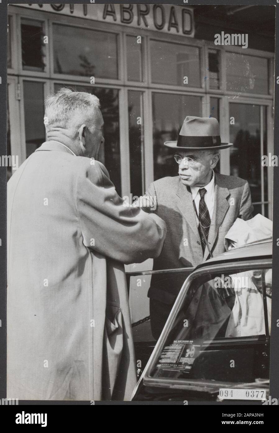 Medici, visite, separazione, albero di blocco k m, con p Data: 20 settembre 1956 Località: Noord-Holland, Schiphol Parole Chiave: Addio, medici, visite Nome personale: Albero di blocco k m, con p Foto Stock