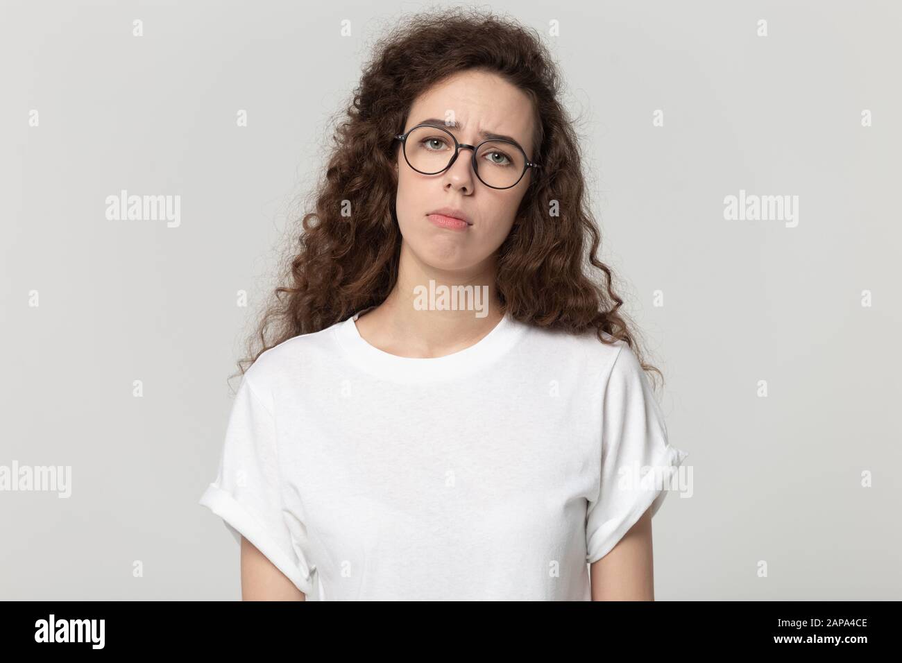 Stanco esausto donna millenaria in occhiali sensazione di annoiarsi. Foto Stock