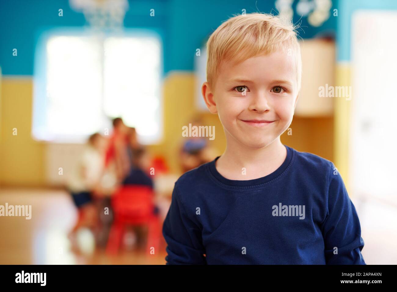 Ritratto di ragazzo prescolare sorridente Foto Stock