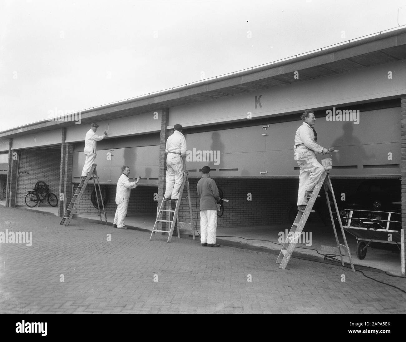 Garage auto per passeggeri aerei a Schiphol Data: 26 febbraio 1954 luogo: Schiphol Parole Chiave: Garage, aeroporti Foto Stock