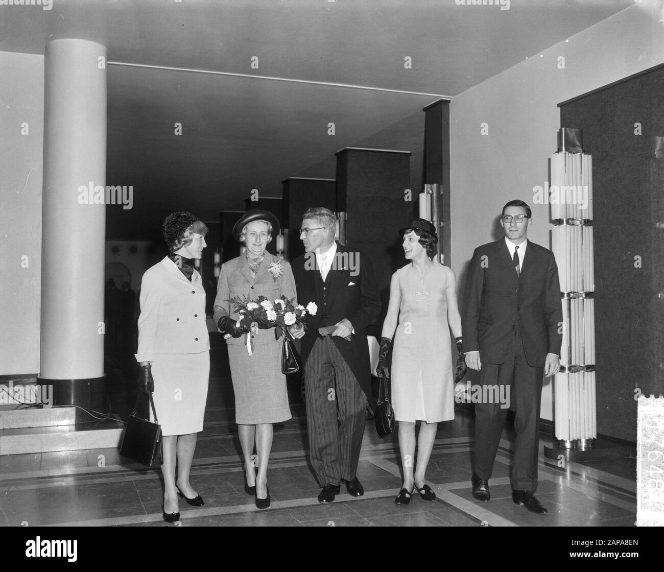 Burgemeester W. Thomassen ha detto addio a Enschede qui con moglie, sia figlie e figlio sulla strada per sala del consiglio Data: 13 aprile 1965 Località: Enschede, Overijssel Parole Chiave: AFWARED, SPREAD, COUNCY SALE, sindaci Nome personale: Thomassen, Wim, Thomassen-Lind, An Foto Stock
