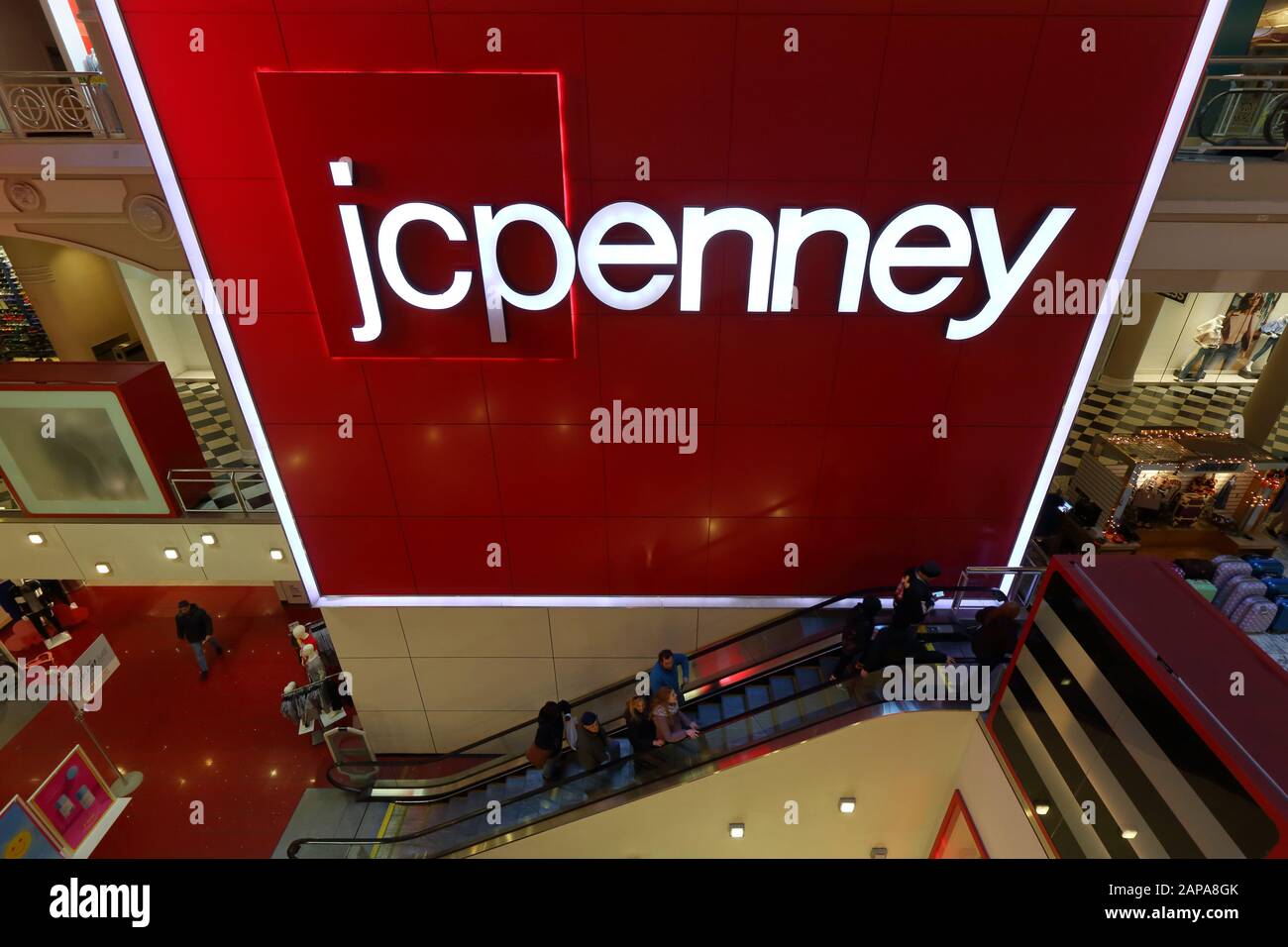 Un gigantesco logo JCPenny si erge sopra le persone nel loro negozio nel Manhattan Mall vicino Herald Square a Manhattan, New York, NY Foto Stock