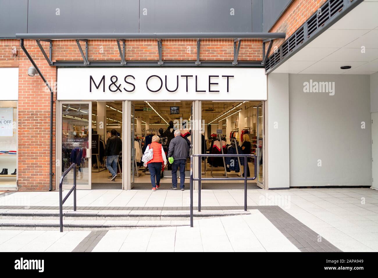 Portsmouth, Gran Bretagna - 3 novembre 2019: Ingresso all'M&S Outlet nel moderno centro commerciale Foto Stock