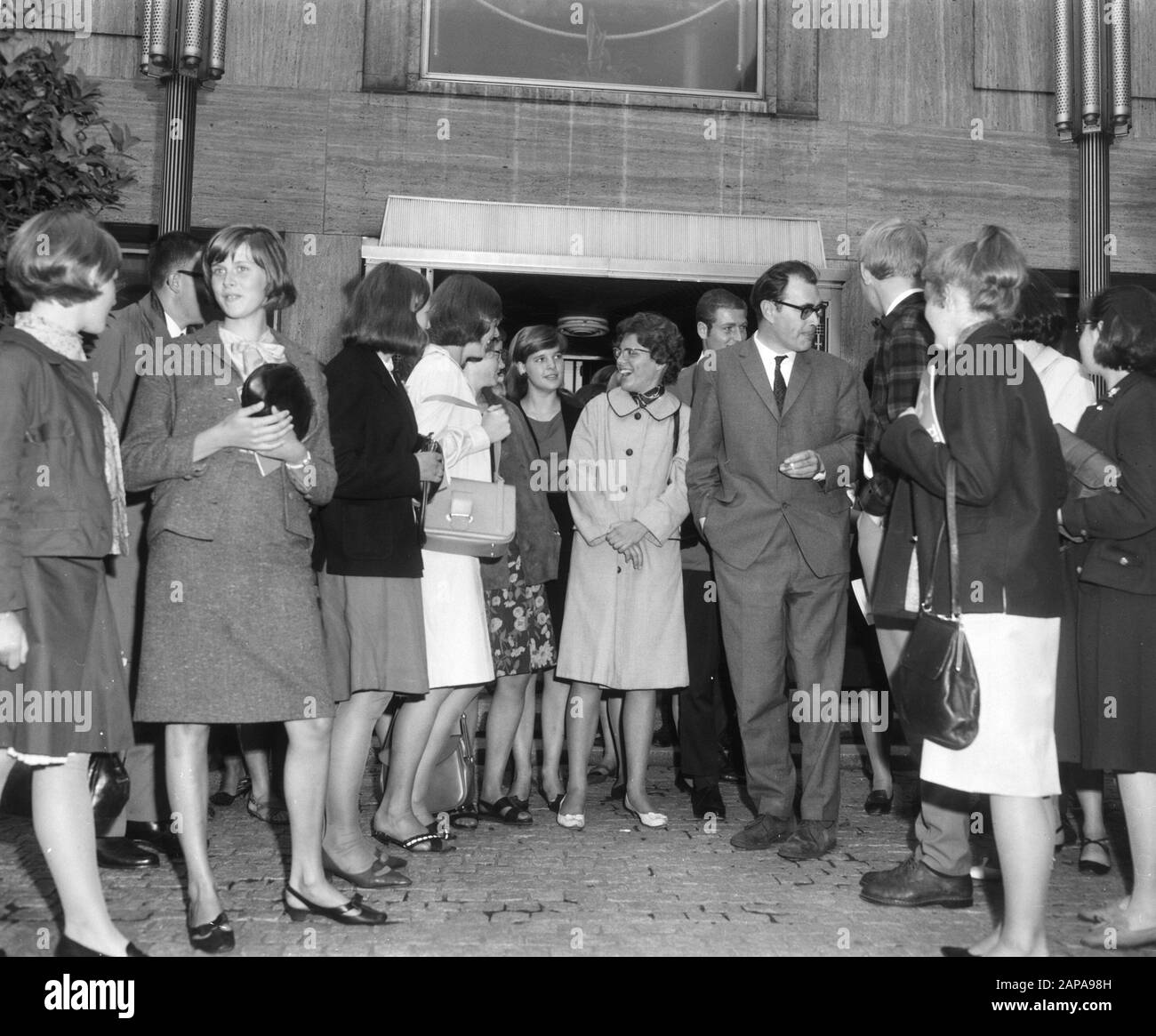 6th Youth Festival Velp: Godfried Bomans with Youth Date: 23 August 1965 Location: Gelderland, Velp Parole Chiave: Autori, festival, giovani, scrittori Nome personale: Bomans, Godfried Foto Stock