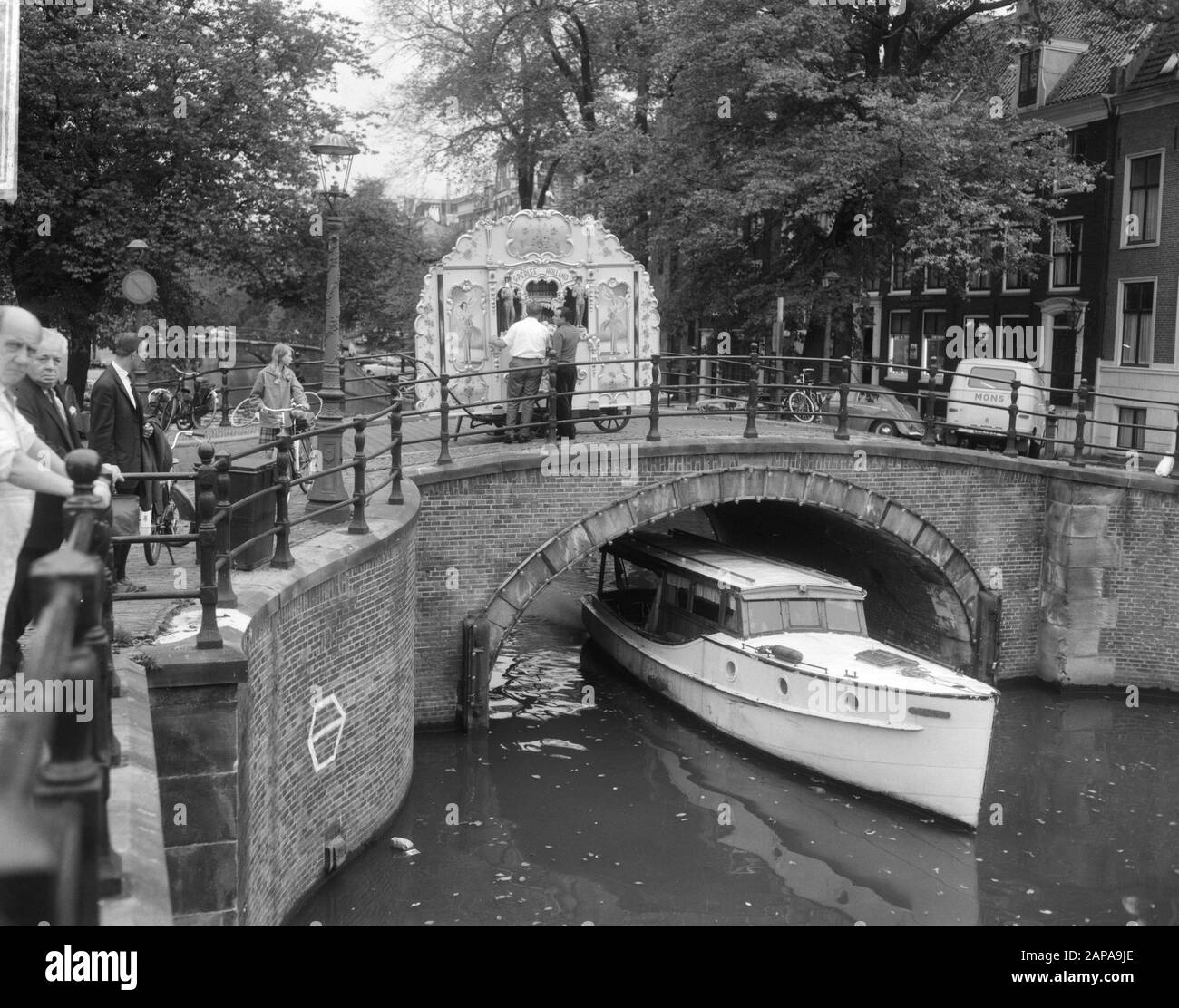 Americani filmare ad Amsterdam, qui al Reguliersgrach Data: 28 settembre 1965 luogo: Amsterdam, Noord-Holland Parole Chiave: Filmmers Foto Stock