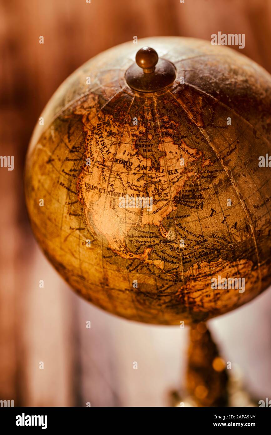 Historischer Globus auf einem Holztisch Foto Stock