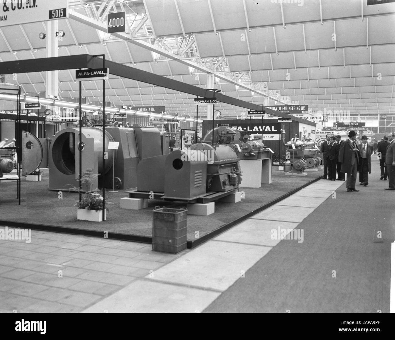 Mostra Machevo a Irenehal dei Jaarbeurs a Utrecht Descrizione: Guarda la mostra Area Annotazioni: Fiera internazionale per macchinari e attrezzature per l'industria chimica e farmaceutica, alimentare e del tabacco e dell'industria lattiero-casearia; attrezzature per la salatura delle acque reflue e il trattamento dell'aria Data: 13 ottobre 1965 Ubicazione: Utrecht, Utrecht Parole Chiave: Fiere, industria Nome istituto: Irenehal Foto Stock