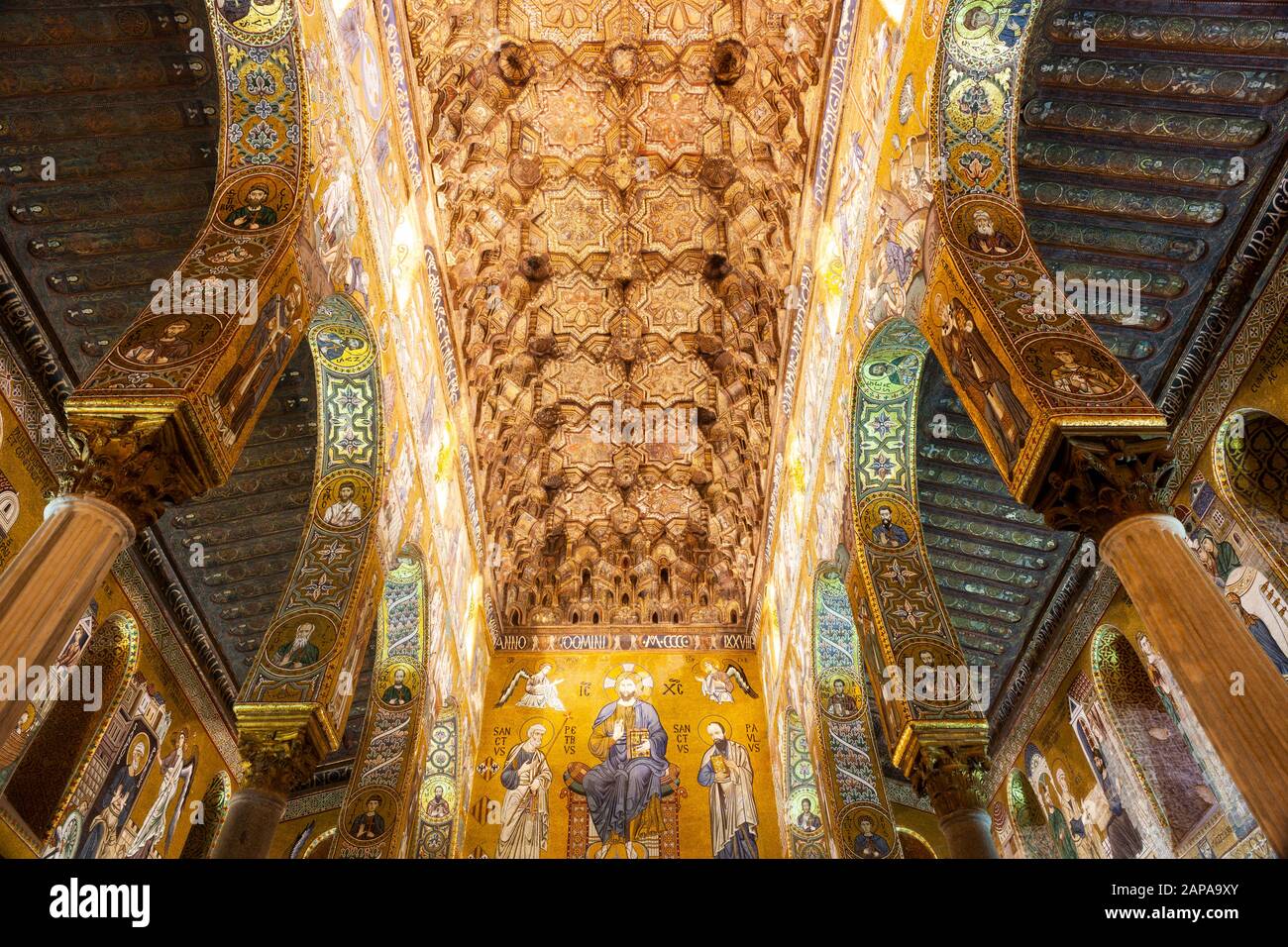 Soffitto splendente della Cappella Palatina. Cappella reale del palazzo normanno a Palermo, miscela di stili architettonici bizantini, normanni e Fatimidi. Foto Stock