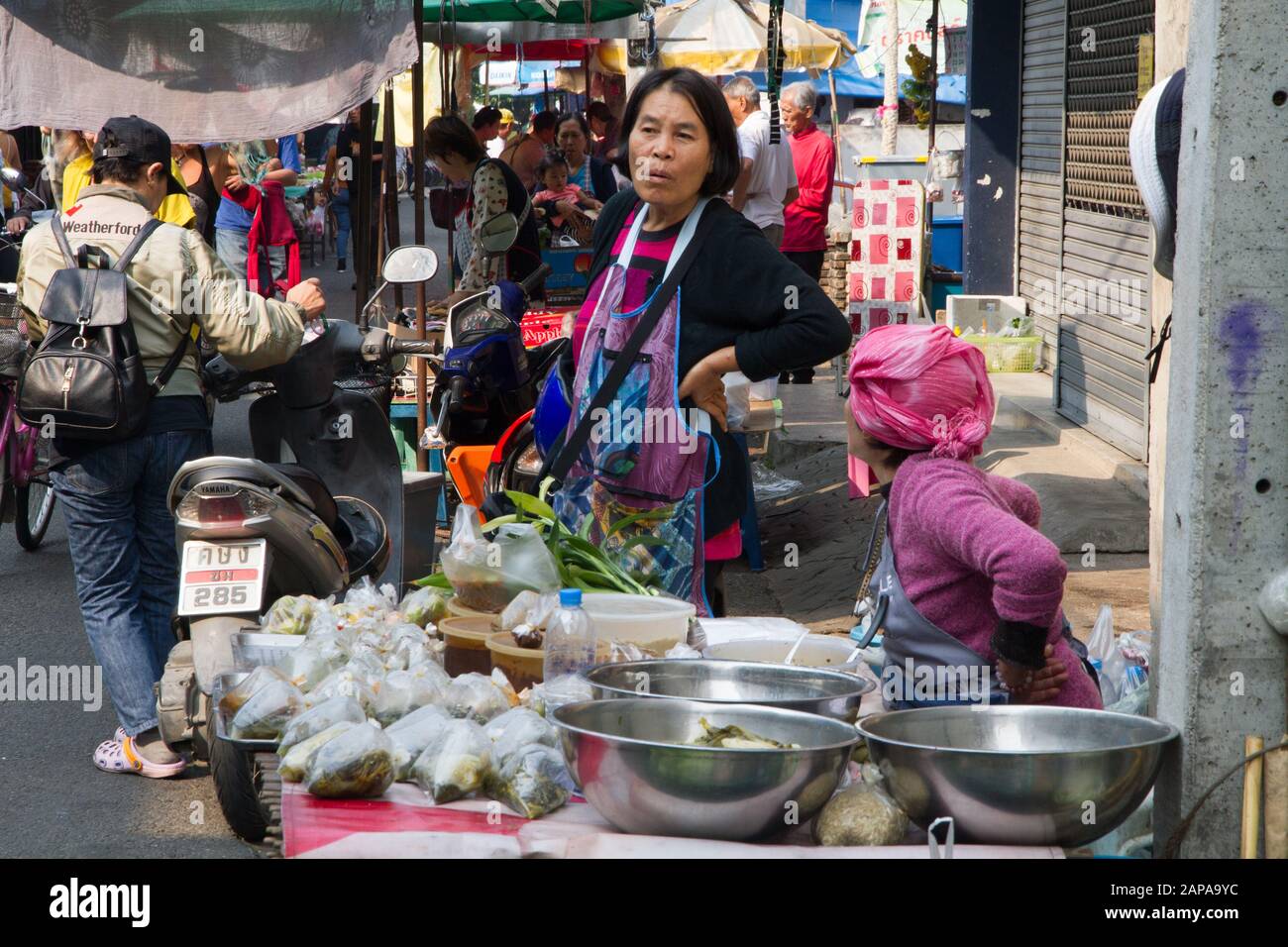 Chiang mai mercato stallo donne venditore scena in strada Thailandia Foto Stock