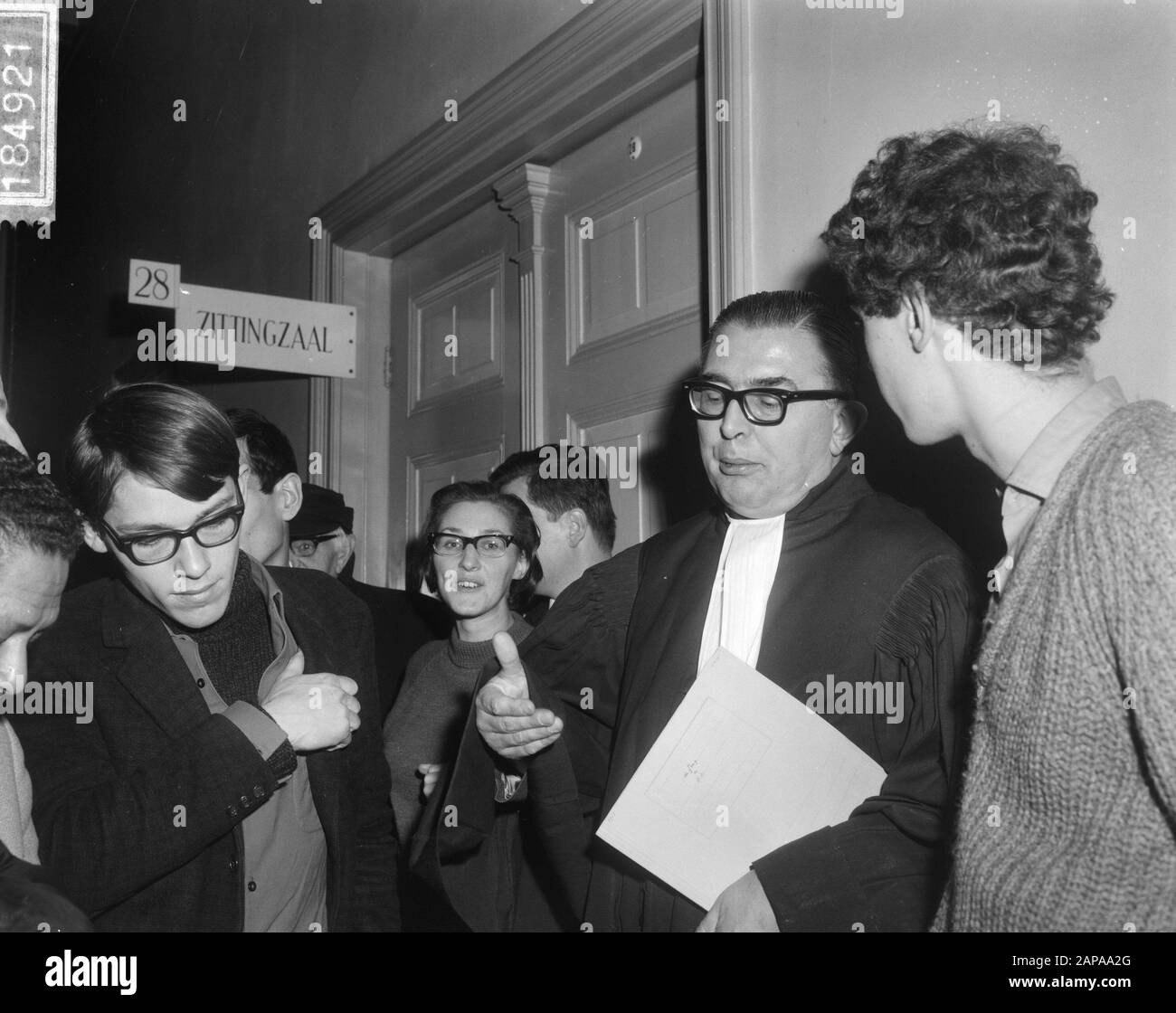 Indagati presso il giudice del subdistretto di Amsterdam in relazione con inquietante ordine pubblico durante la visita dei principi Beatrix e Claus von Amsberg ad Amsterdam e mostrando un banner con l'iscrizione Repubblica Descrizione: Manifestanti in conversazione con il loro difensore Sig. G.J.P. Cammelbeeck Data: 24 Novembre 1965 Località: Amsterdam, Noord-Holland Parole Chiave: Avvocati, dimostrazioni, giurisprudenza Nome personale: Cammelbeeck, G.J.P., Jong, A. de, Langen, Rob, Muller, Maarten, Smit, A. Foto Stock
