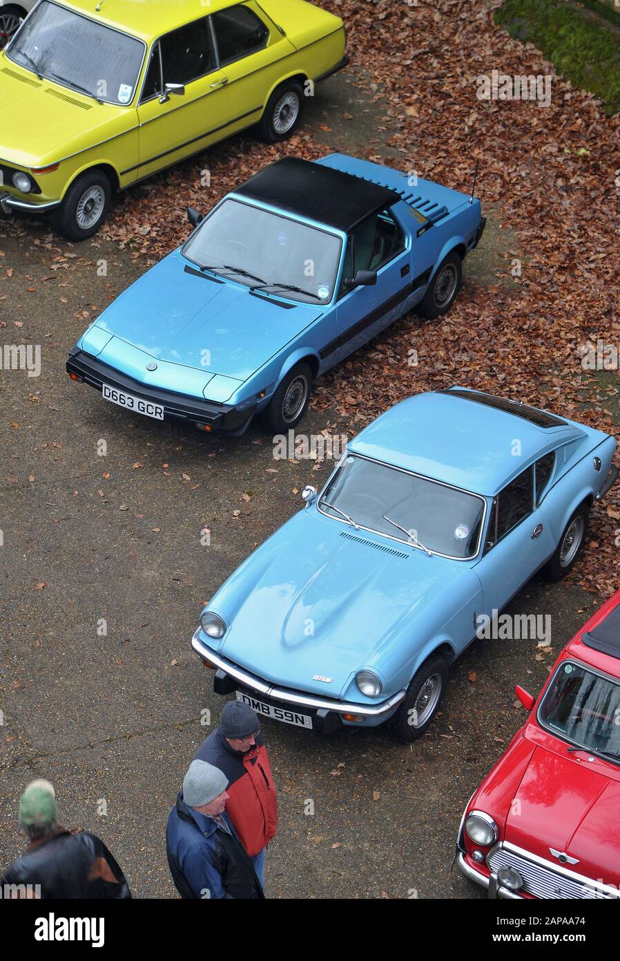Incontro di New Years Day in auto classica Brooklands, 2015. Fiat X1/9 e Triumph GT6 Foto Stock