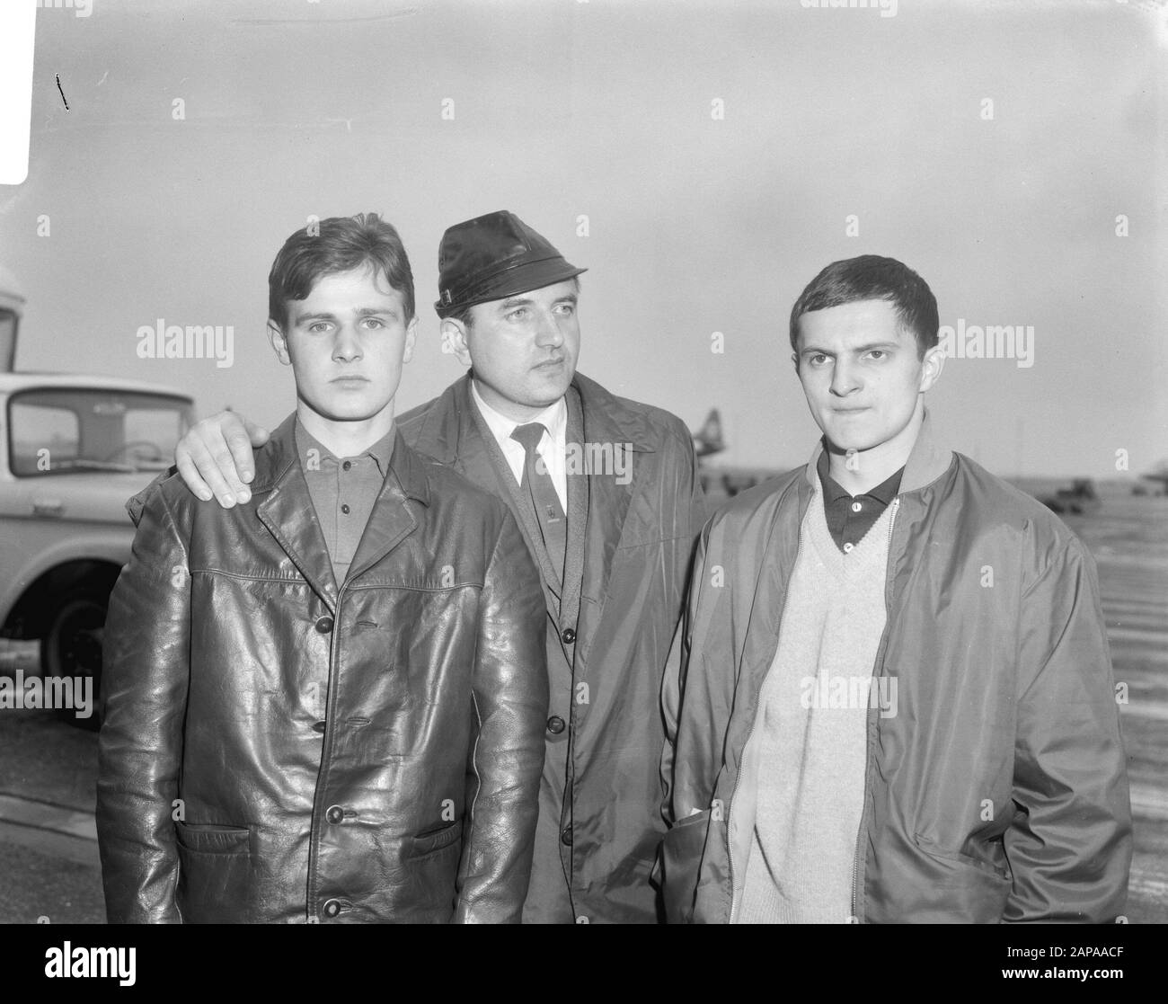 Arrivo squadre di pugilato all'aeroporto di Schiphol, team della Cecoslovacchia, n. Vojik, Stanek (istruttore) e Nemecek Data: 20 aprile 1966 luogo: Noord-Holland, Schiphol Parole Chiave: Arrivi, squadre, istruttori Foto Stock