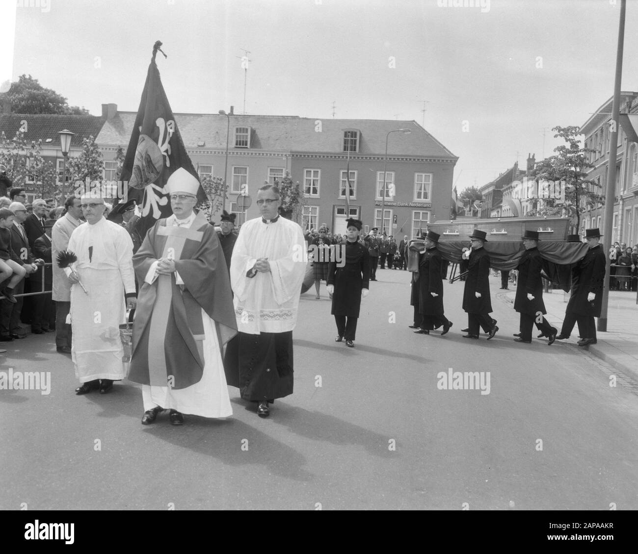 Sepoltura mgr Bekkers, partenza dalla casa del Vescovo a San gennaio Datum: 14 maggio 1966 luogo: Den Bosch Parole Chiave: Funerali Nome personale: Bekkers, W.M. Foto Stock