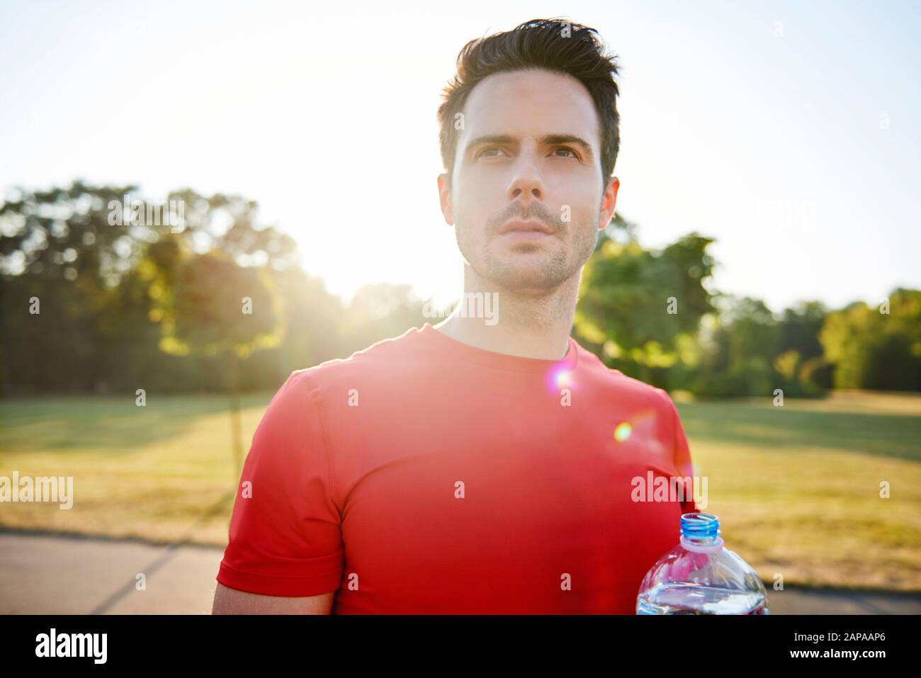 Giovane uomo che beve acqua dopo duro workout Foto Stock