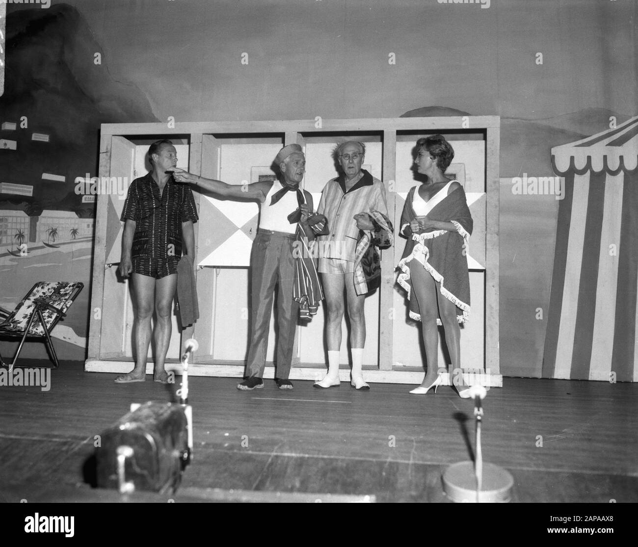 La nuova Snip and Snap Revue, scena da Revue Data: 7 luglio 1966 Parole Chiave: Scene, revues Nome istituzione: Snip and Snap Foto Stock