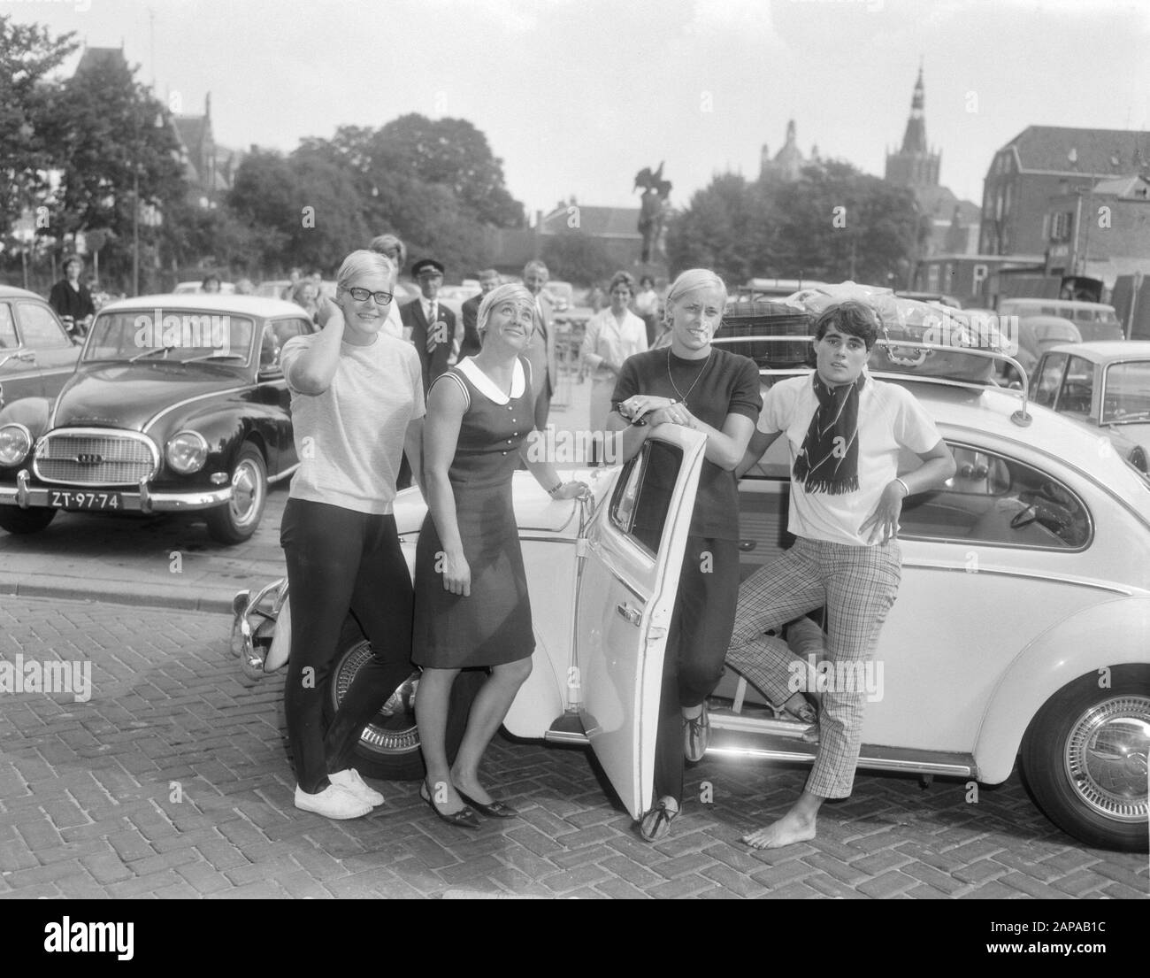 Campioni di nuoto in vacanza in Italia Descrizione: I campioni di nuoto sono pronti all'inizio della loro vacanza, da l.n.r. Ada Kok, Betty Heukels, Gretta Kok E Toos Beumer Data: 29 Agosto 1966 Luogo: Den Bosch, Noord-Brabant Parole Chiave: Automobili, Vacanze, Nuotatori Nome Personale: Beumer, Toos, Heukels, Betty, Kok, Ada, Kok, Gretta Foto Stock
