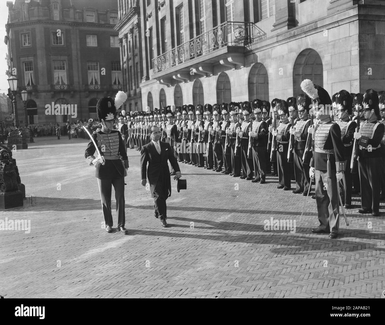 il presidente della Costa Rica, Don Jose Figueres Ferrer, ha visitato Amsterdam, dove è stato ricevuto dalla regina Juliana al Palazzo su Piazza Dam. Ispezione della guardia onoraria Data: 4 ottobre 1956 Località: Amsterdam, Noord-Holland Parole Chiave: Guardie onorarie, ispezioni, presidenti, visite di Stato Nome personale: Figueres Ferrer Jose Foto Stock