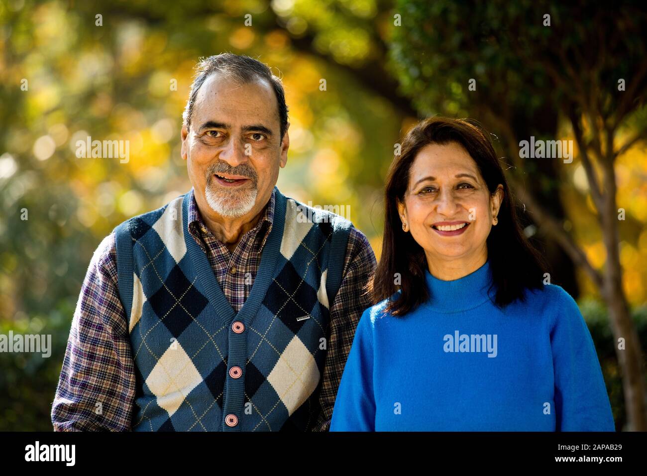 Ritratto di coppia senior sorridente al parco Foto Stock