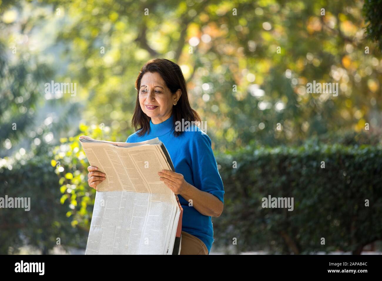Gli anziani leggeranno il giornale nel parco Foto Stock