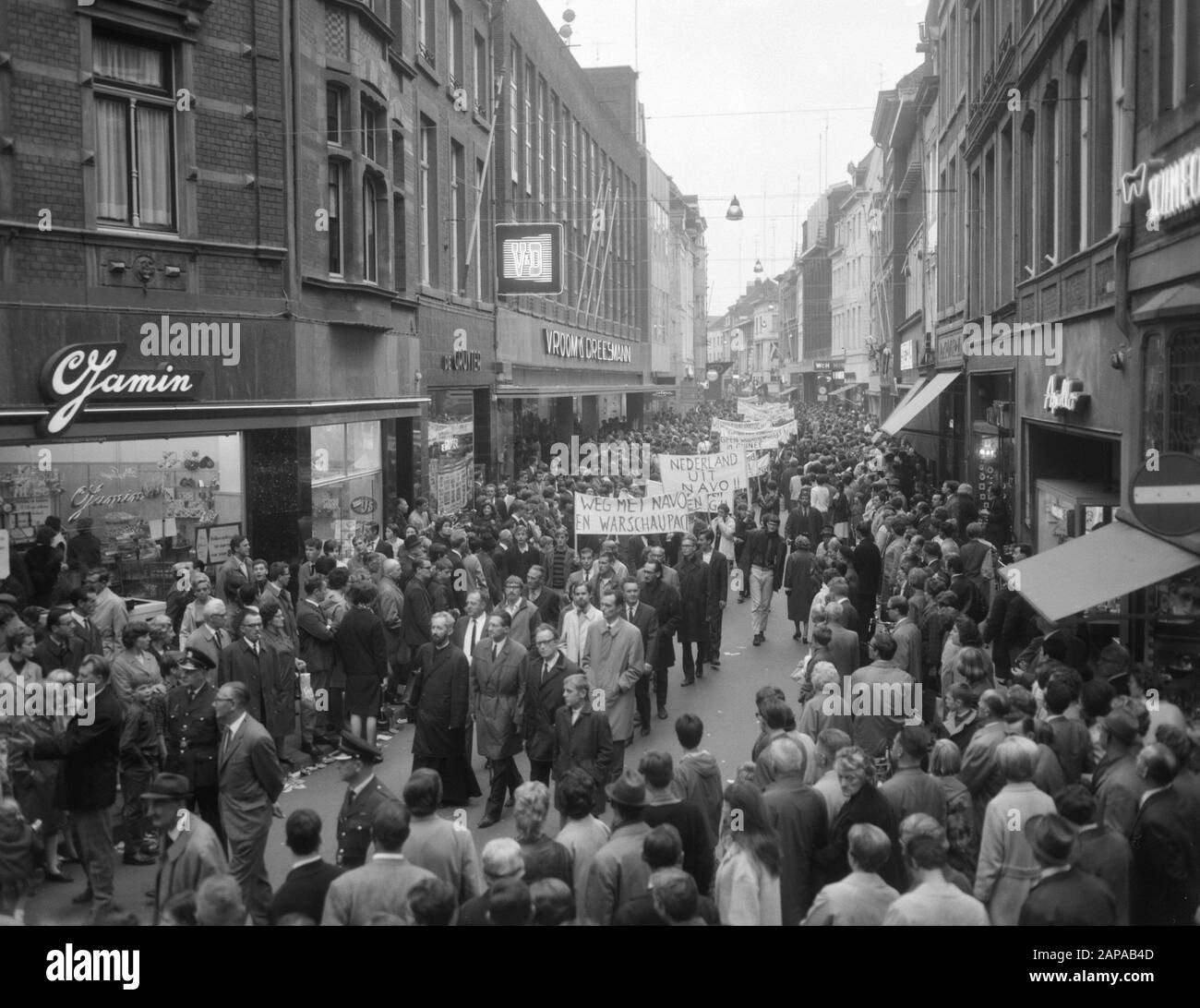 Dimostrazione anti NATO a Maastricht Descrizione: Manifestanti con striscioni in via Grote Data: 24 Settembre 1966 Località: Limburg, Maastricht Parole Chiave: Dimostrazioni, striscioni Nome dell'istituzione: NATO Foto Stock