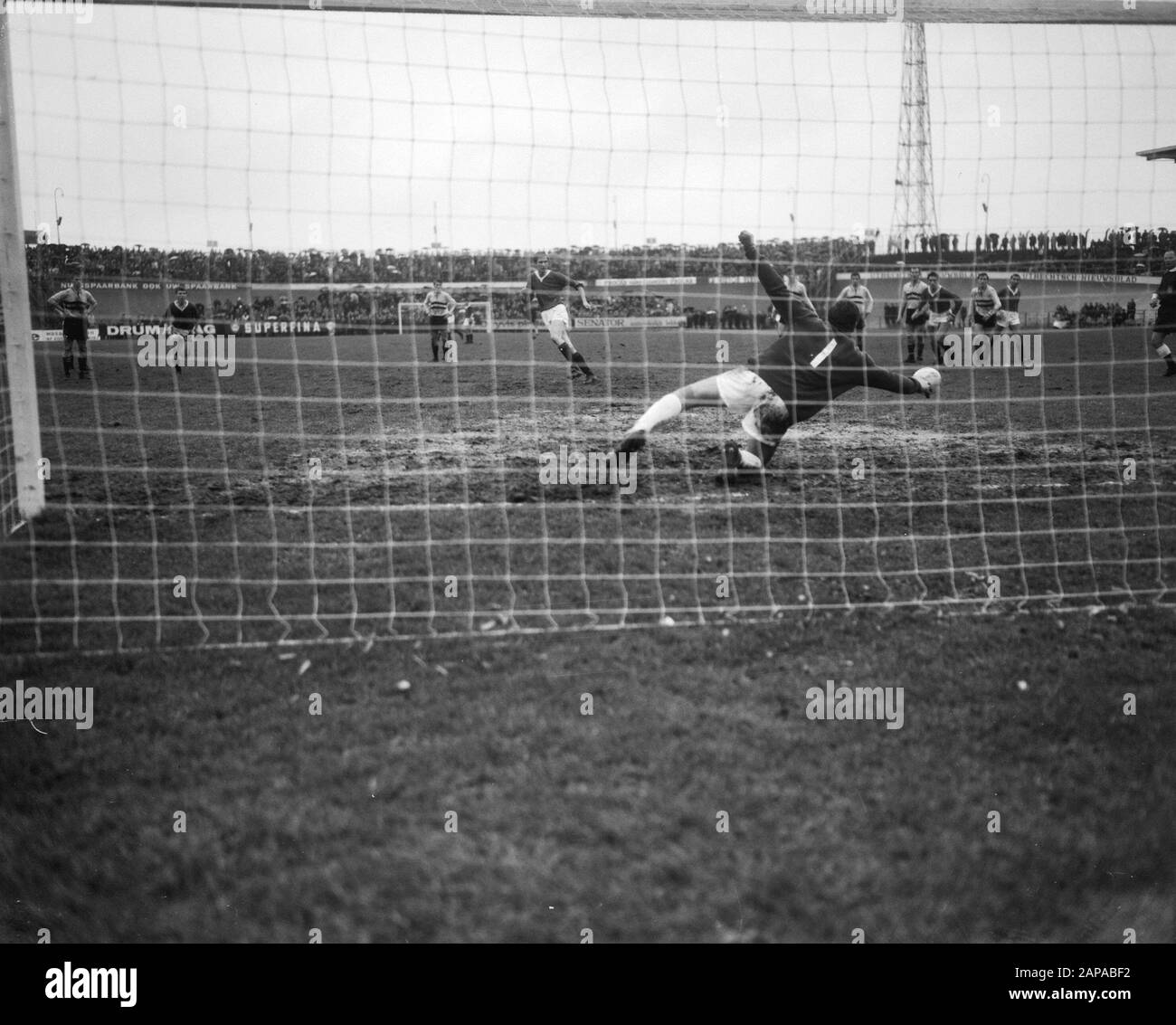 Partita di calcio DOS - ADO in Utrecht: 2-1 Descrizione: ADO player Schoemaker partiture from a penalty kick 1-1 Data: 20 Novembre 1966 Località: Utrecht (provincia), Utrecht (città) Parole Chiave: Goal, sport, football Nome personale: Calzolaio, [...] Foto Stock