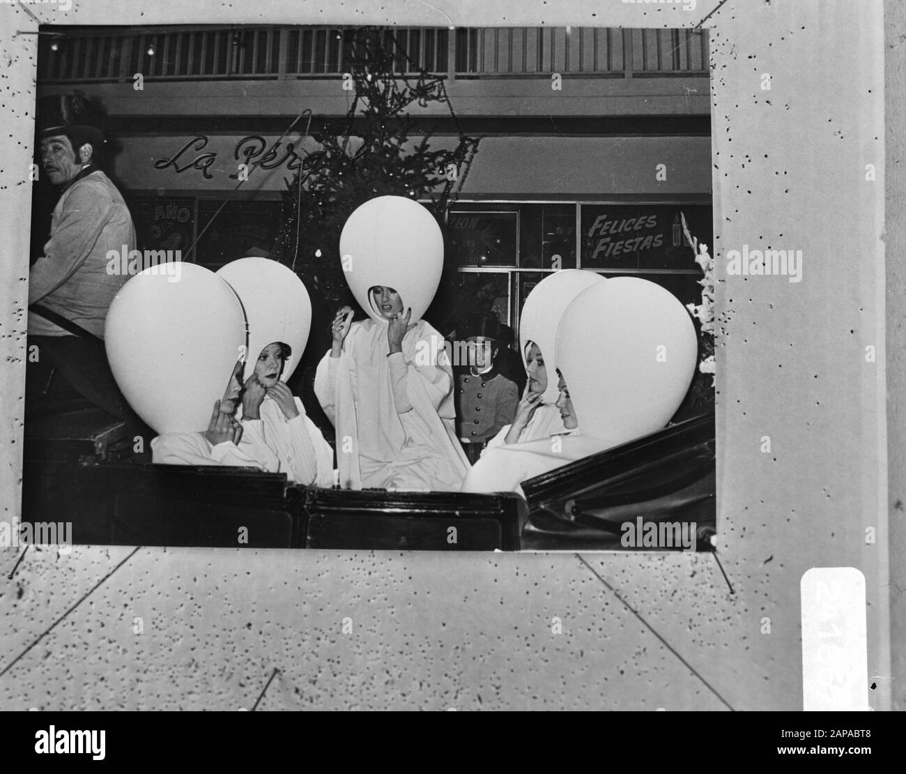 Coiffeur Llongueras mostra disegni a Barcellona, Spagna; mannequins con acconciature sotto il loro uovo Data: 18 Gennaio 1971 Località: Barcellona, Spagna Parole Chiave: Mannequins, Design Foto Stock