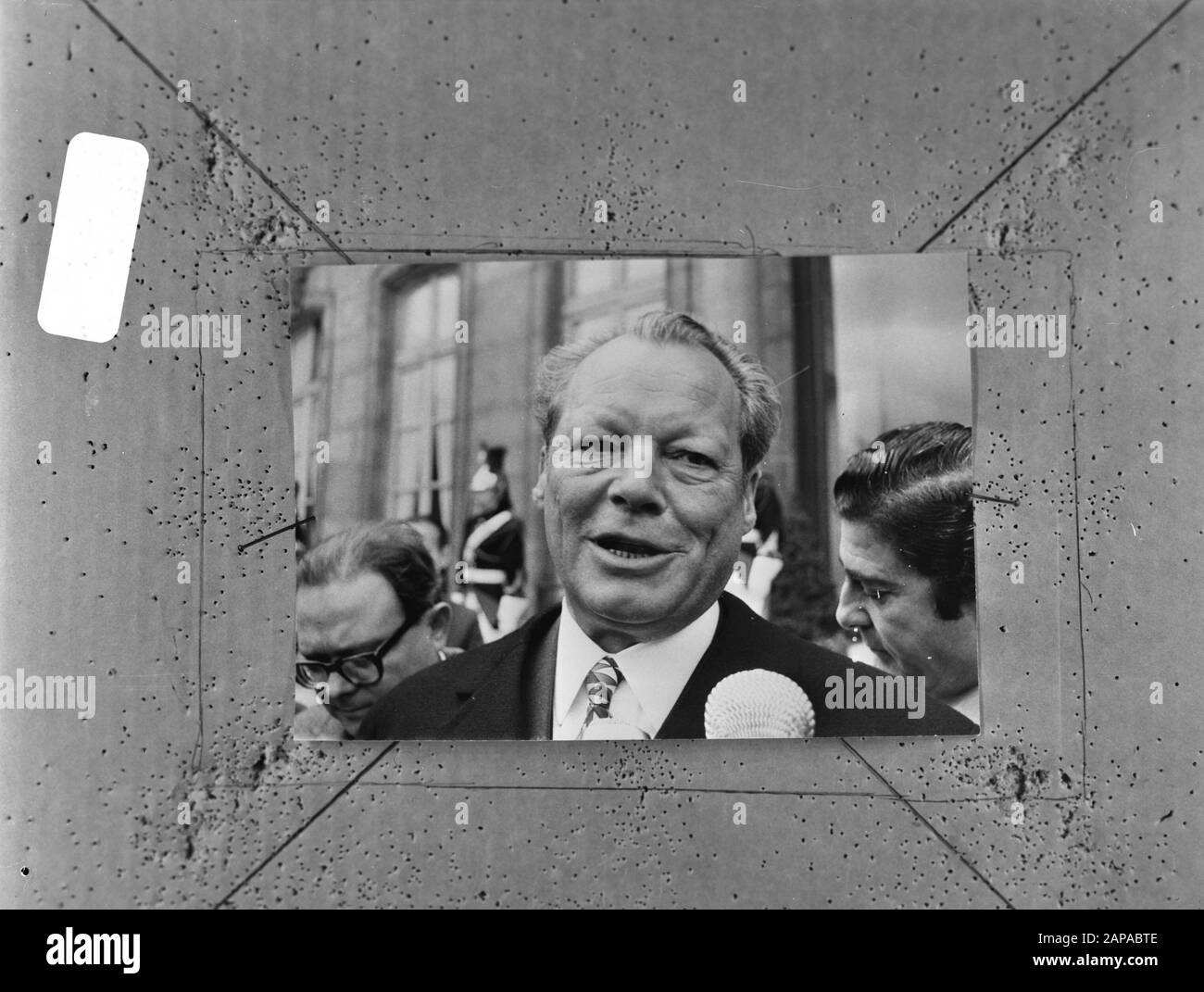 Il Cancelliere Willy Brandt si trova a Parigi per una discussione con il Presidente Pompidou; W. Brandt Leaves Elysee, headline Data: 26 gennaio 1971 Località: Francia, Parigi Parole Chiave: Cancellors Nome personale: Brandt, Willy, Elysee Foto Stock