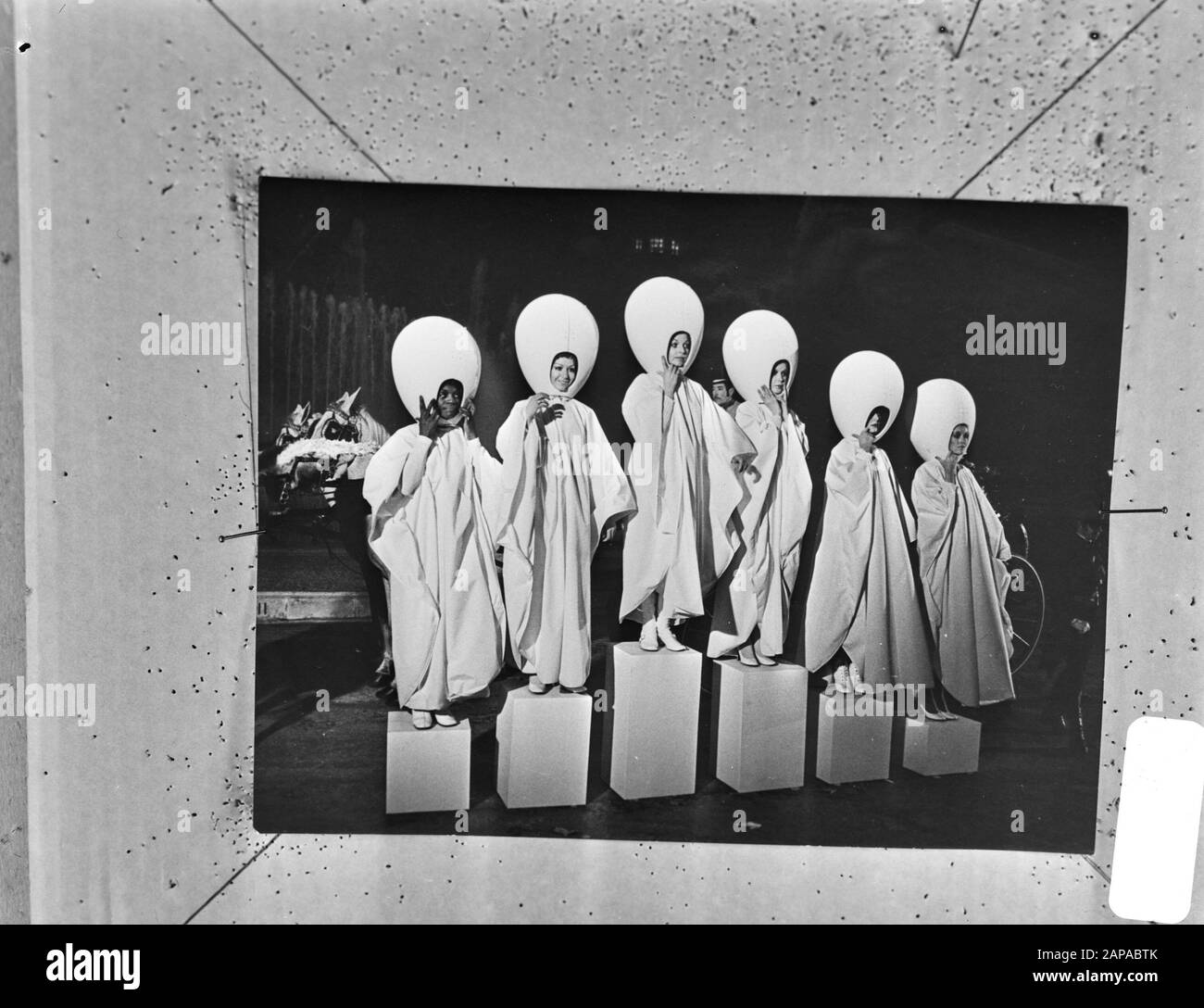 Coiffeur Llongueras mostra disegni a Barcellona, Spagna; mannequins con acconciature sotto il loro uovo Data: 18 gennaio 1971 posizione: Barcellona Parole Chiave: Mannequins, disegni Foto Stock