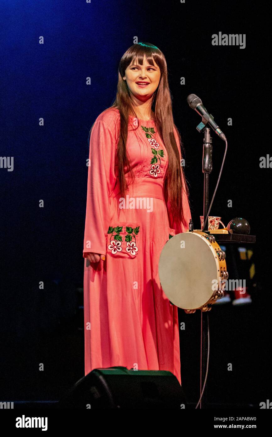 Samantha come Judith Durham nella mostra di tributo 'Sounds Like the Seekers' presso l'Hub di Verwood, Dorset UK, il 1° marzo 2019 Foto Stock