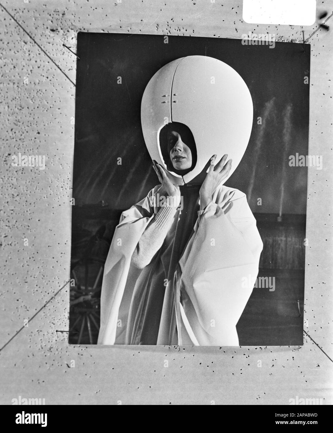 Coiffeur Llongueras mostra disegni a Barcellona, Spagna; mannequins con acconciature sotto il loro uovo Data: 18 Gennaio 1971 Località: Barcellona, Spagna Parole Chiave: Mannequins, Design Foto Stock