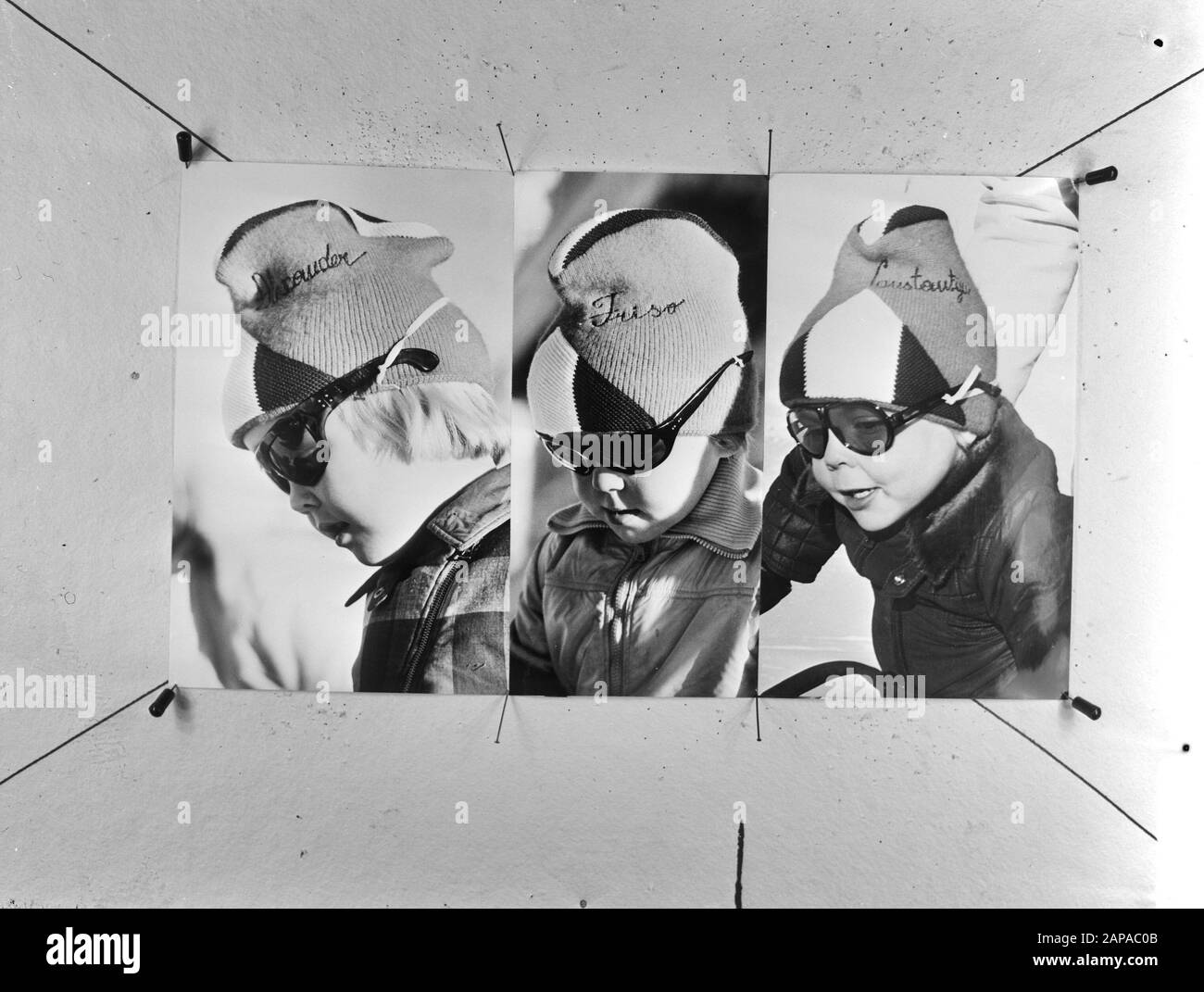 Principessa Beatrix, Principe Claus e i loro figli in vacanza invernale a Lech Descrizione: I principi Willem- Alexander, Friso e Constantijn con cappelli con il proprio nome Data: 6 gennaio 1974 posizione: Lech, Austria Parole Chiave: Cappelli, principi, sci, sport invernali Nome personale: Constantijn, Prince, Friso, Prince, Willem-Alexander, Prince Foto Stock