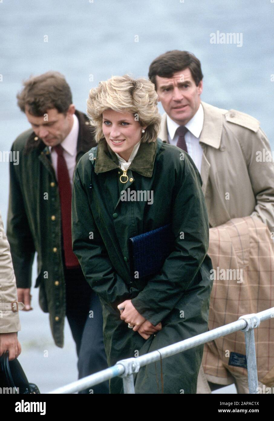 LtoR Graham Smith (Royal Protection Officer), la principessa Diana e Tony  Parker (Royal Protection Officer) arrivano sull'isola di barra, Western  Isles, Scotlan Foto stock - Alamy