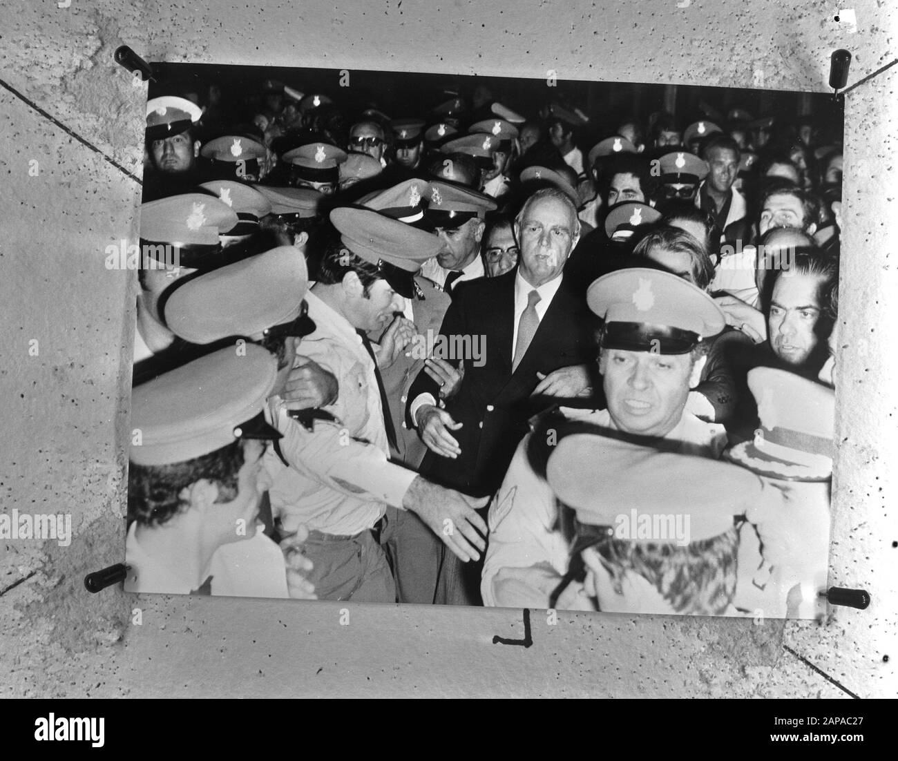 Constantin Karamanlis (nuovo primo ministro della Grecia) da Parigi ad Atene; Karamanlis fra la polizia e l'esercito Data: 26 luglio 1974 luogo: Atene, Grecia, Parigi Parole Chiave: Militare, POLIZIA, primo ministro: Karamanlis Foto Stock