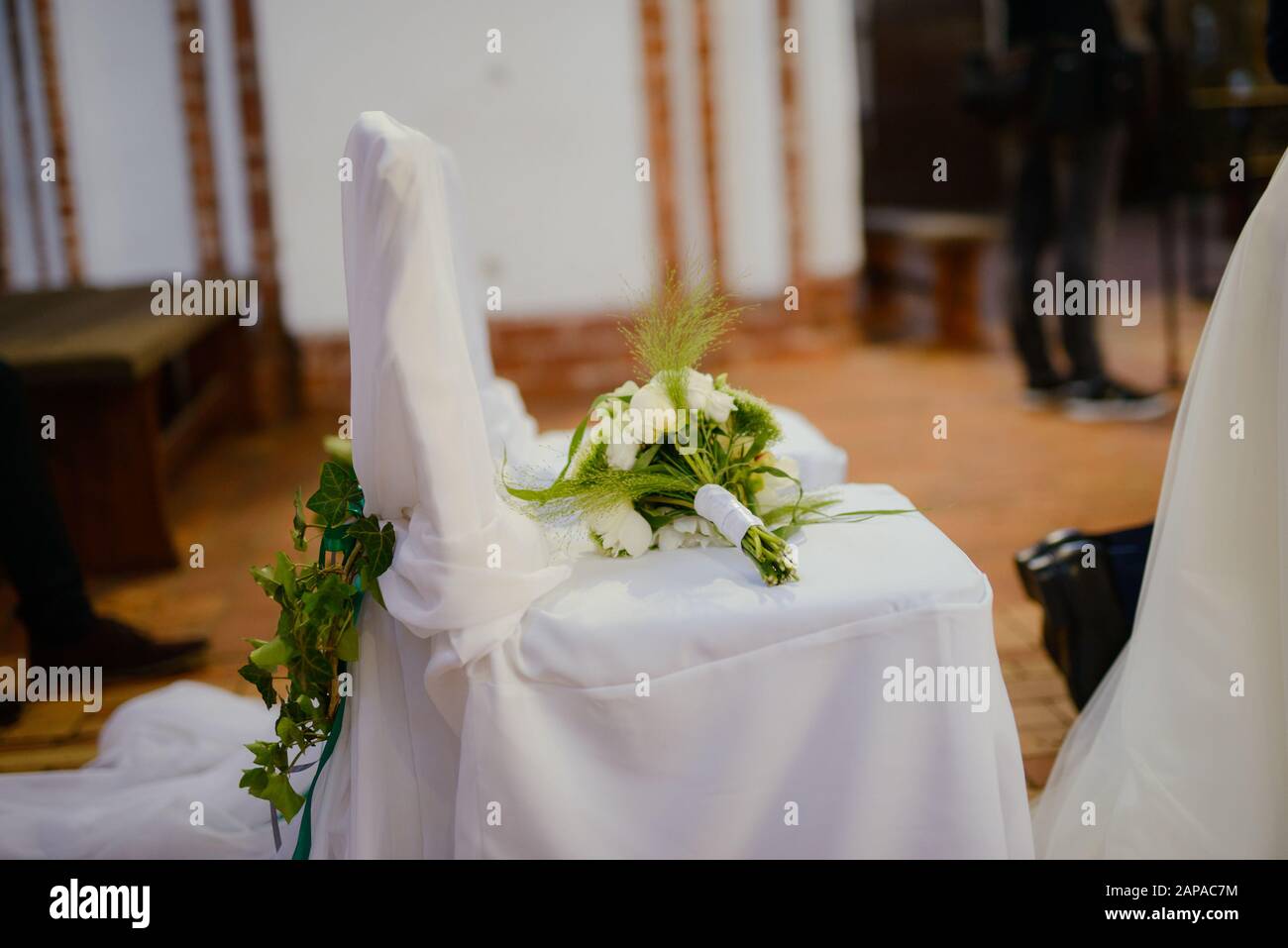 Chiesa Santuario prima di una cerimonia di matrimonio. Sedie vuote per la sposa e lo sposo Foto Stock