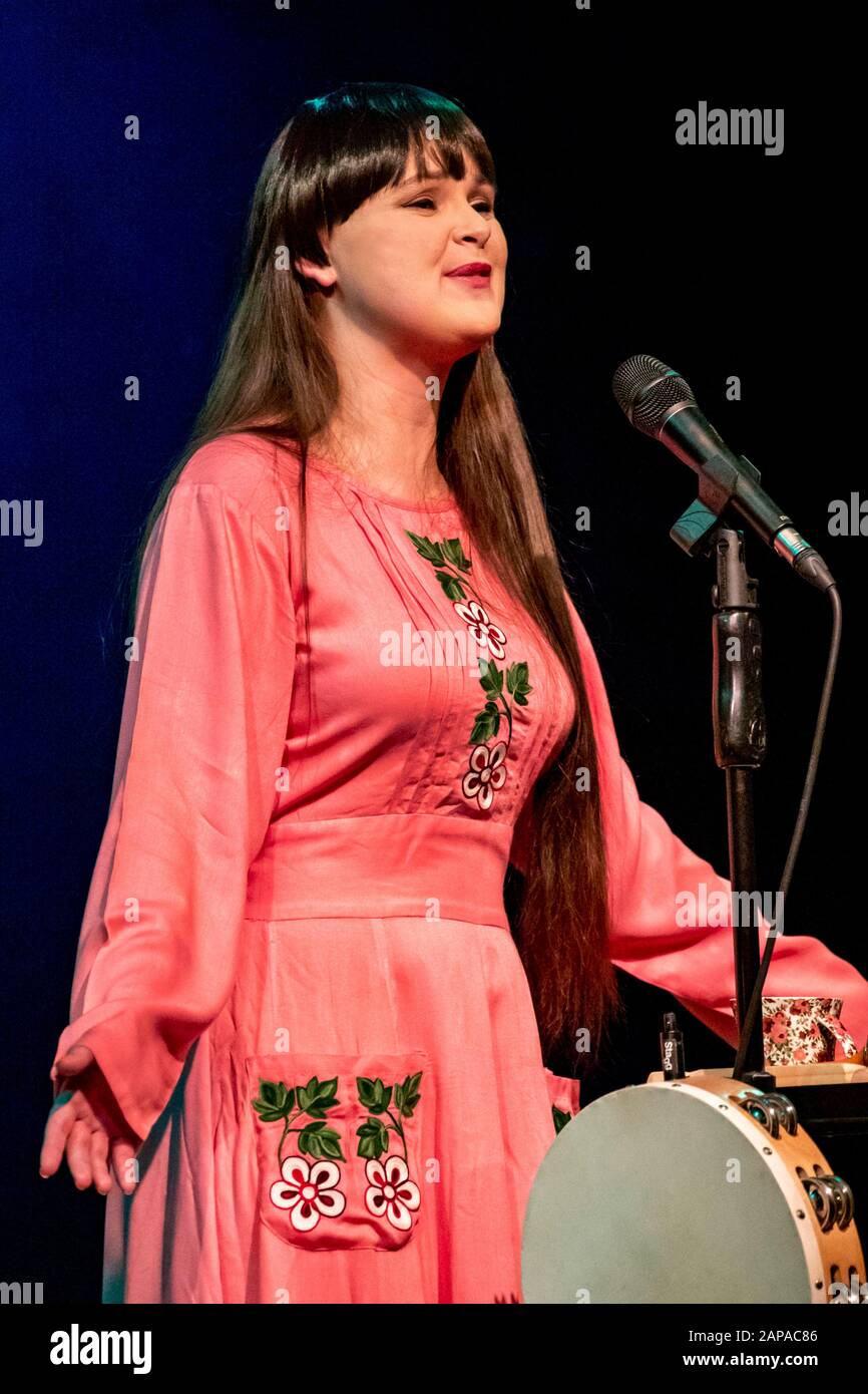 Samantha come Judith Durham nella mostra di tributo 'Sounds Like the Seekers' presso l'Hub di Verwood, Dorset UK, il 1° marzo 2019 Foto Stock