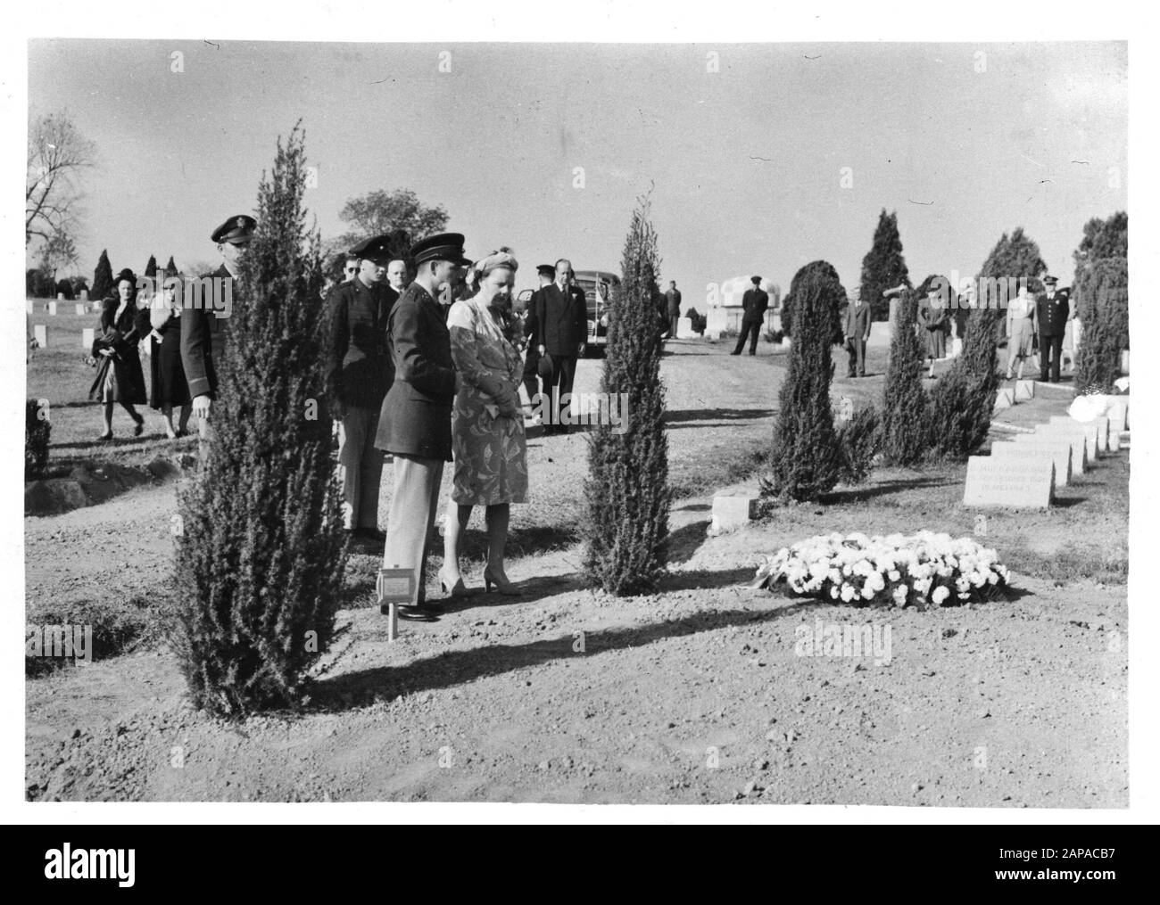 Visita della Principessa Juliana alla Royal Netherlands Military Flying School di Jackson Airfield. La principessa Juliana ha prestato un giuramento al cimitero dei aviatori olandesi e membri dell'equipaggio uccisi durante l'addestramento al cimitero di Cedar Lawn Data: 28 ottobre 1943 luogo: Jackson Army Air base, USA Parole Chiave: Monumenti, ufficiali, principesse, Seconda guerra mondiale Nome personale: Juliana (princess Netherlands) Foto Stock