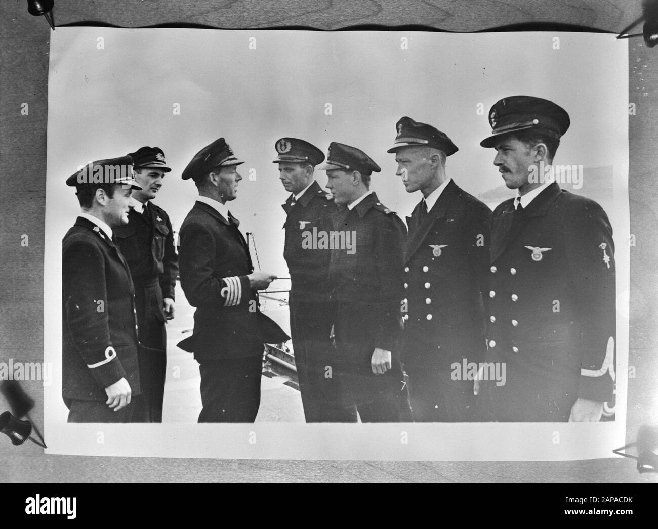 Il Servizio Aviazione Marina ha istituito uno squadrone che opererà da vettori aerei. Quasi tutti i piloti di caccia provengono dalle Indie Orientali olandesi. Qui sono presentati al comandante di un vettore aereo britannico [sul retro photoprint mostra la persona 2nd a sinistra e la persona destra una croce che indica che sono stati uccisi più tardi] Data: {1942-1945} luogo: Gran Bretagna Parole Chiave: Air Force, Navy, piloti, navi, World War II Nome istituzione: MLD Foto Stock