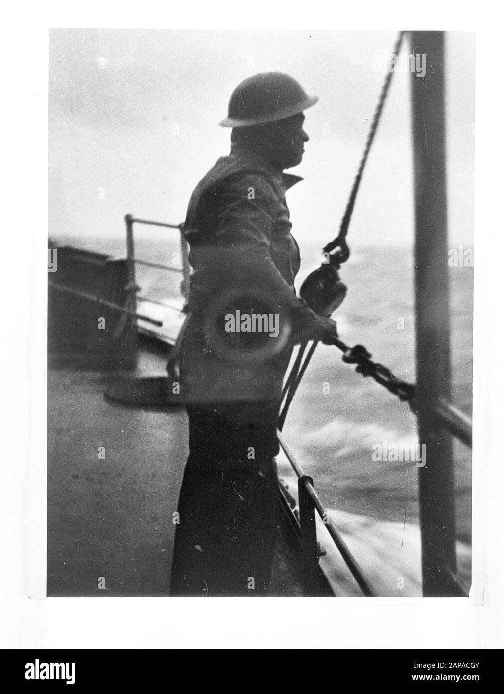Navy [Navy] Anefo serie London Descrizione: A bordo di una nave da crociera olandese nel sud-ovest dell'Oceano Pacifico. Al crepuscolo del mattino un membro dell'equipaggio attende la sua redenzione Data: 1940-1945 Parole Chiave: Equipaggio, marina, navi da guerra, seconda guerra mondiale Foto Stock