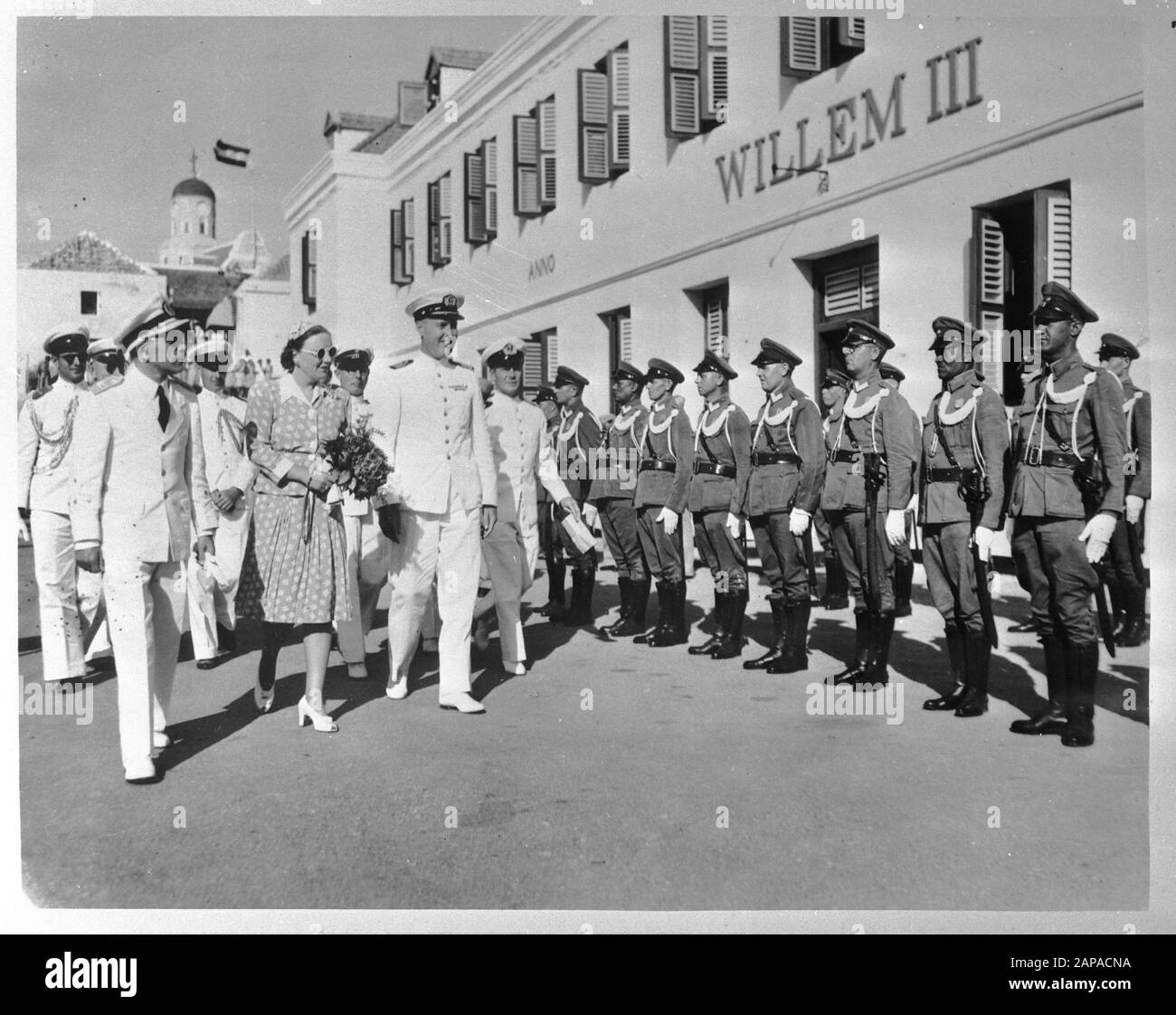 Wi [Indie Occidentali]/Anfo London Series Descrizione: Visita Della Principessa Juliana Alle Indie Occidentali (Febbraio-Marzo 1944). Curacao. Ispezione guardia onoraria Annotazione: Repronegative Data: Febbraio 1944 luogo: Curaçao Parole Chiave: Visite, principesse, seconda guerra mondiale Nome personale: Juliana (principessa Paesi Bassi) Foto Stock